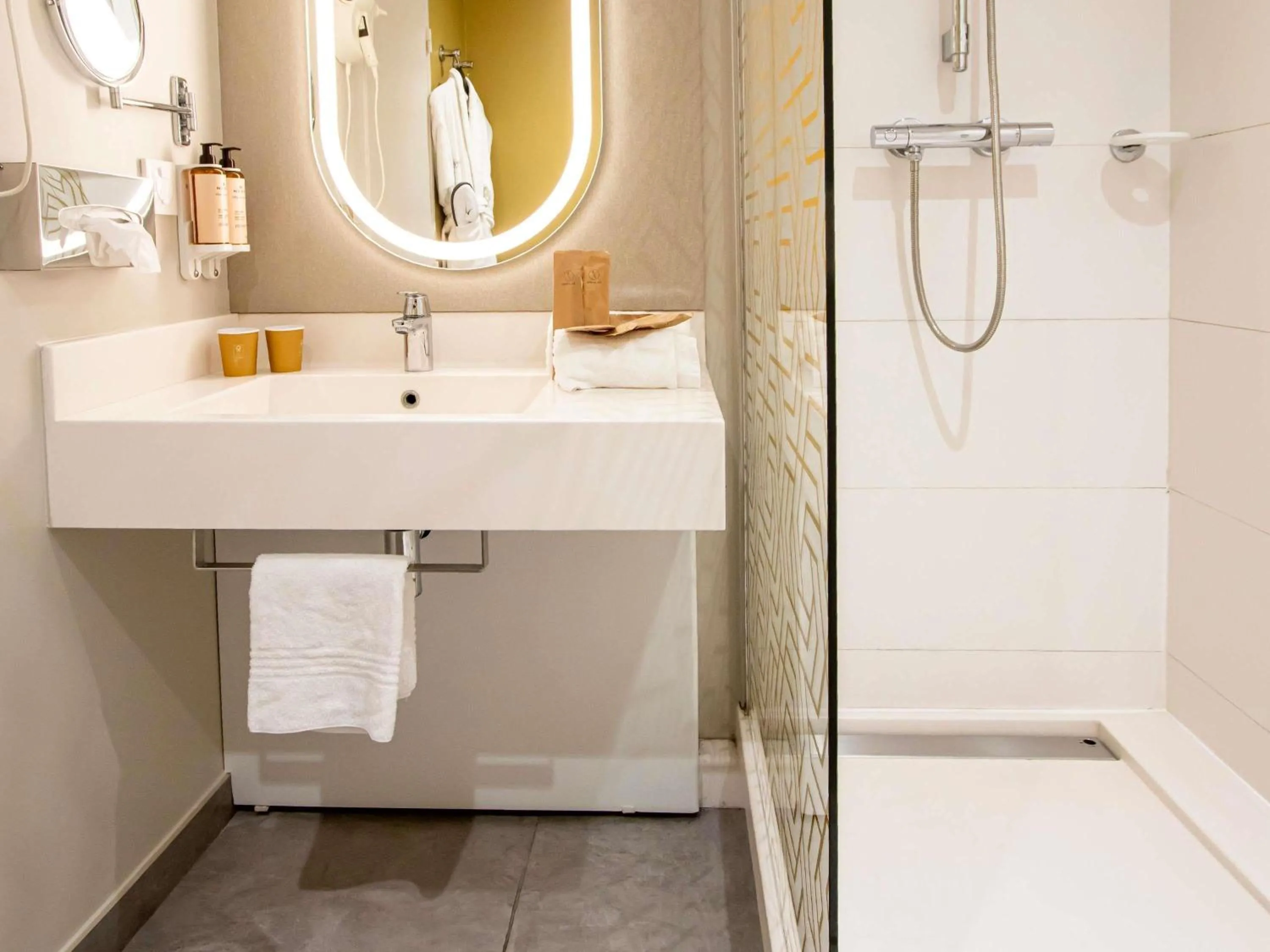 Bedroom in Mercure Honfleur