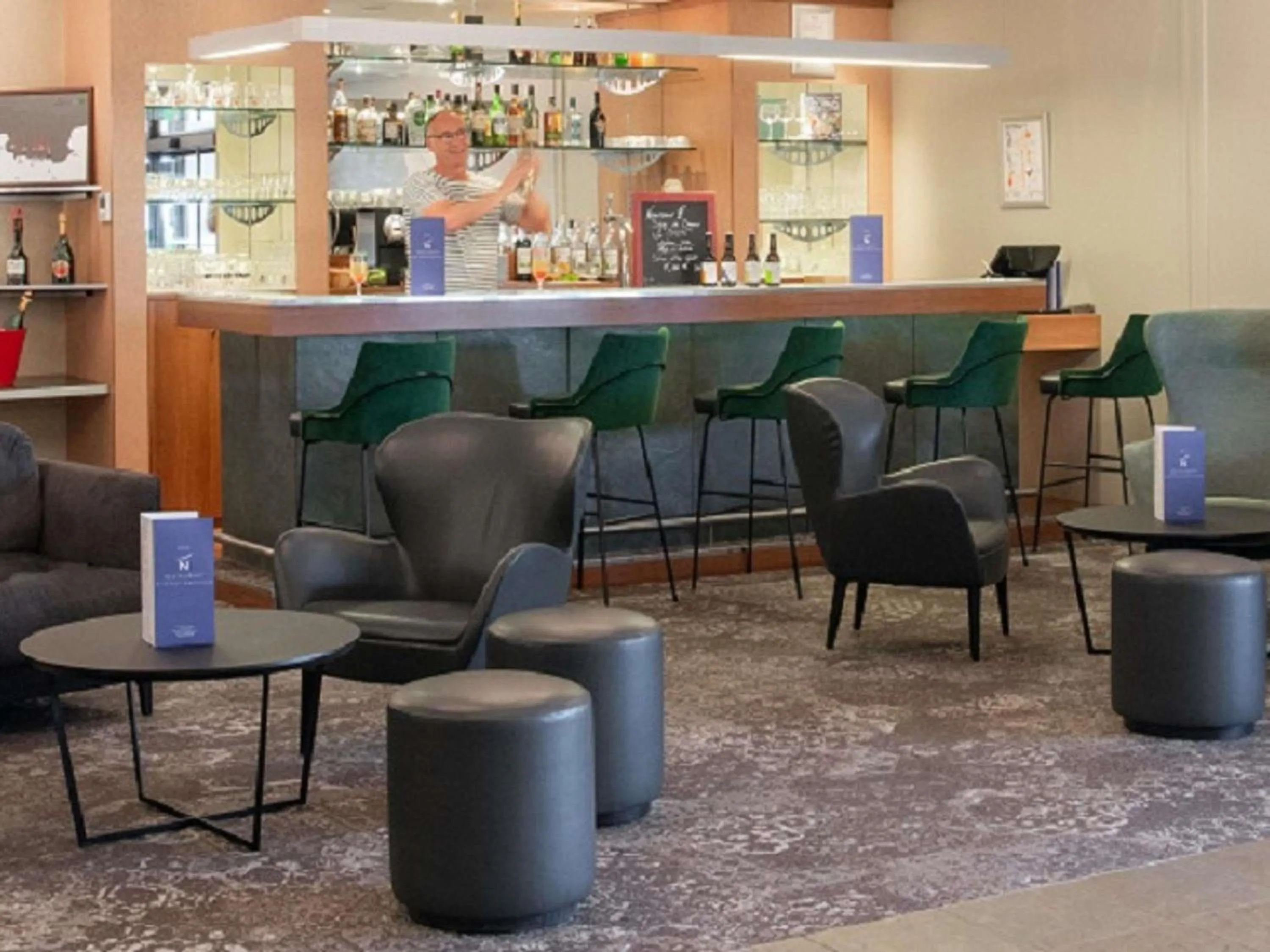 Lounge or bar in Novotel Bayeux