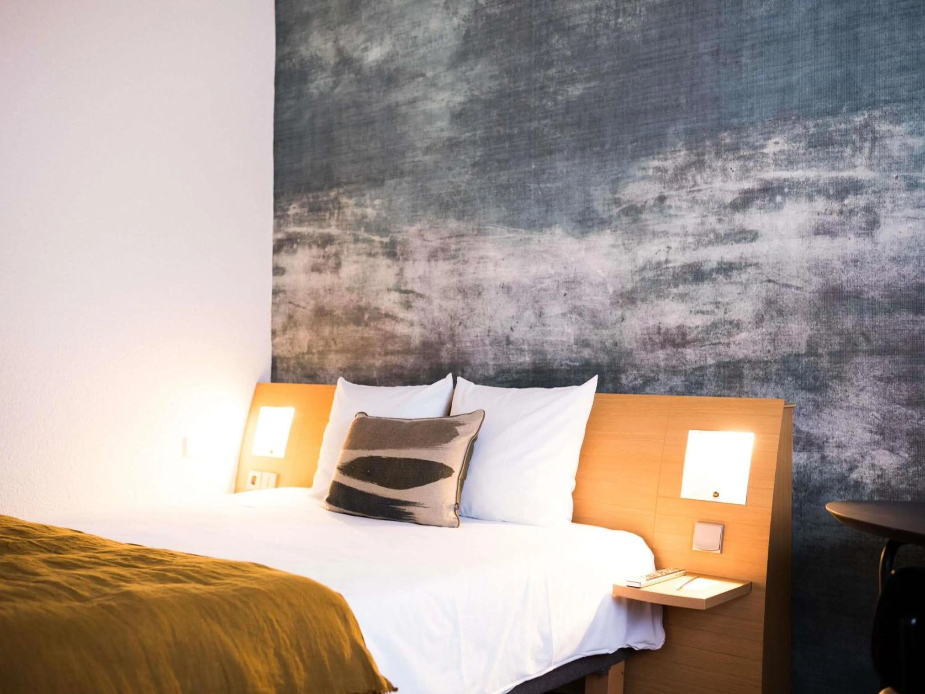 Bedroom, Bed in Novotel Bayeux