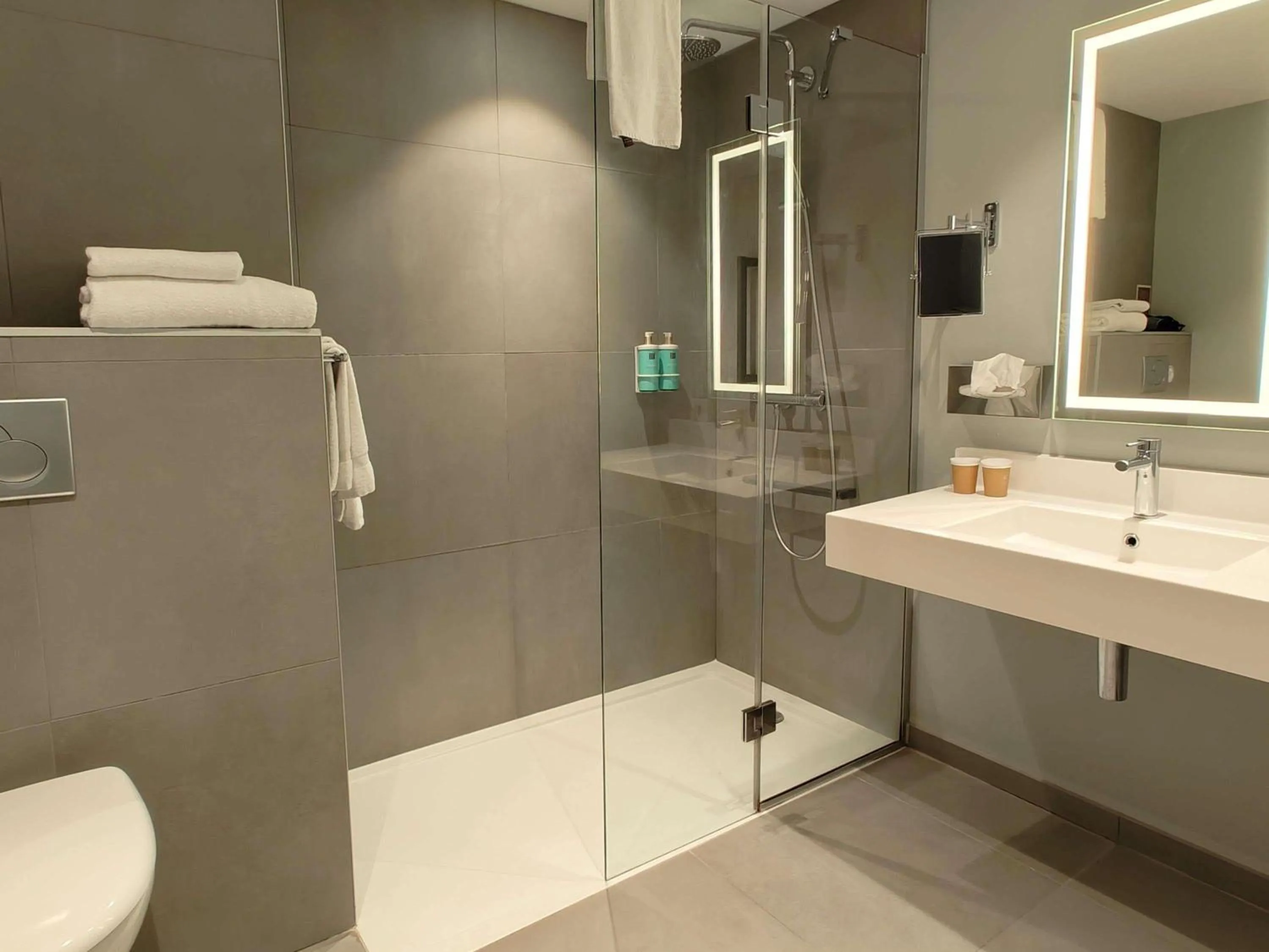 Bedroom in Novotel Bayeux