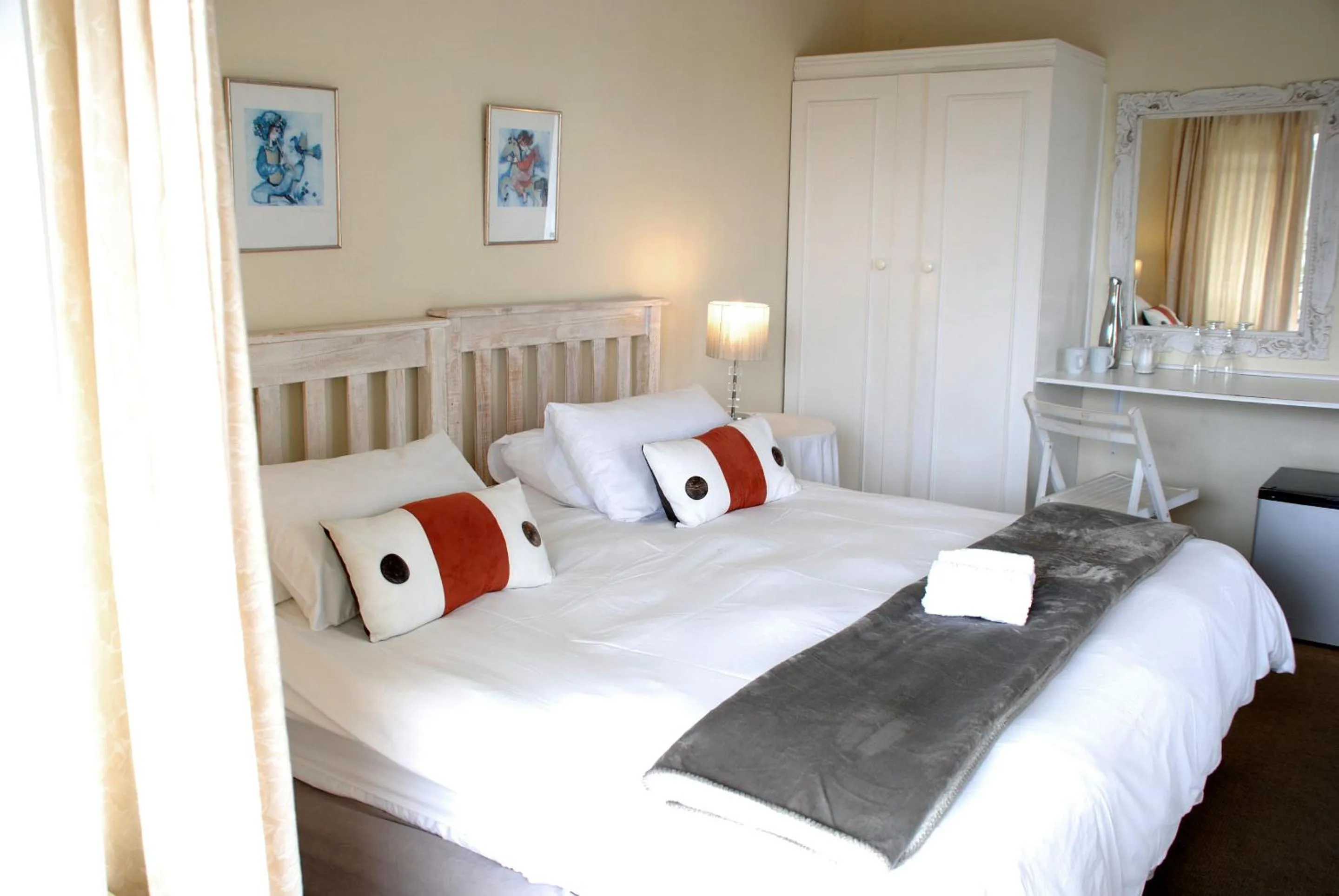 Bedroom, Bed in Mandalay Guest House Plettenberg Bay