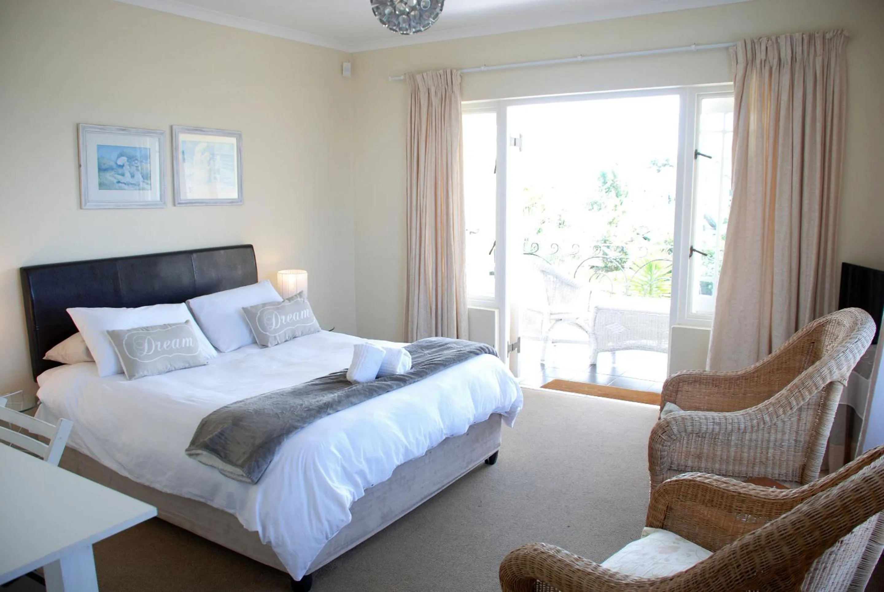 Bedroom, Bed in Mandalay Guest House Plettenberg Bay