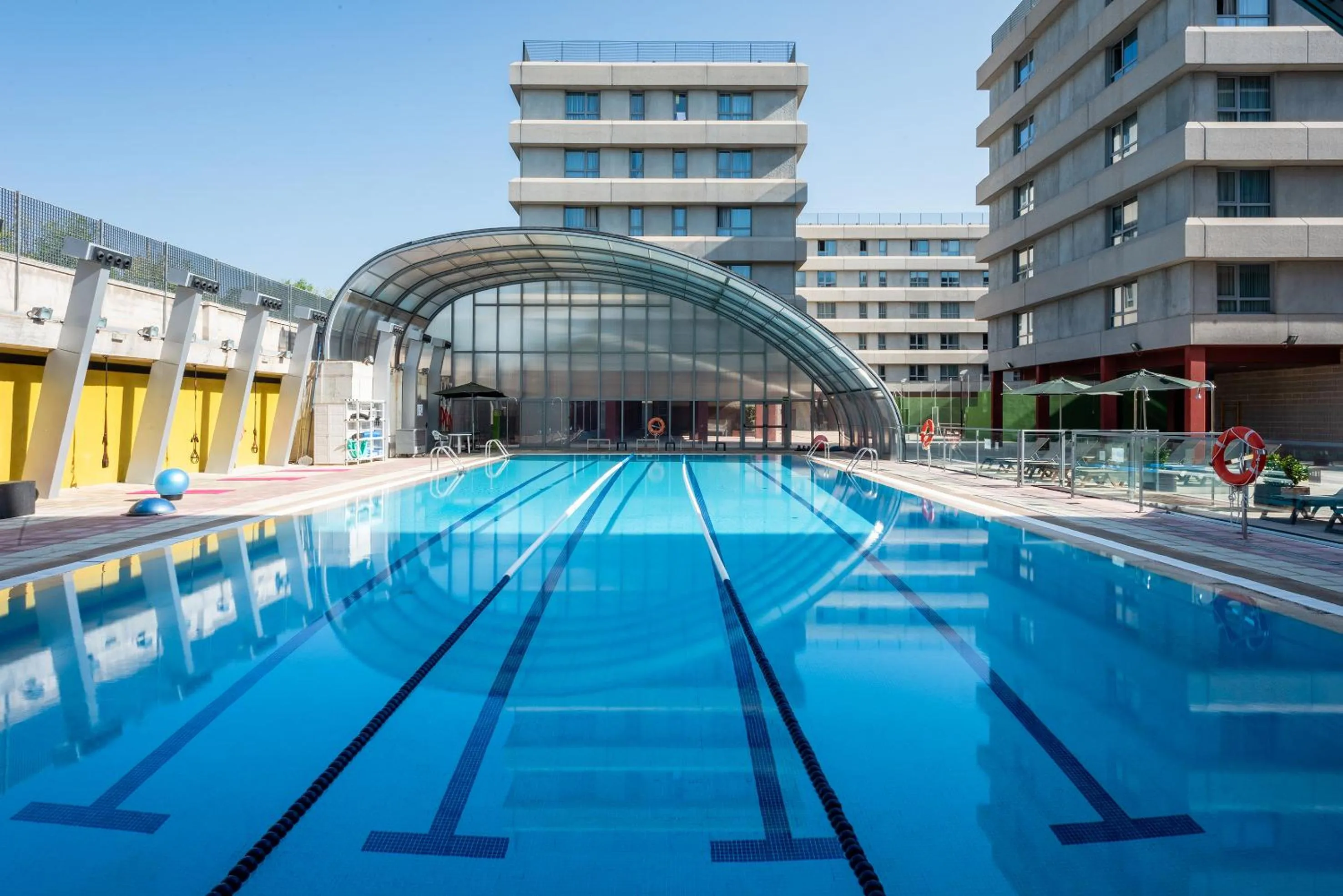 Swimming pool in Madrid Airport Suites, Affiliated by Meliá
