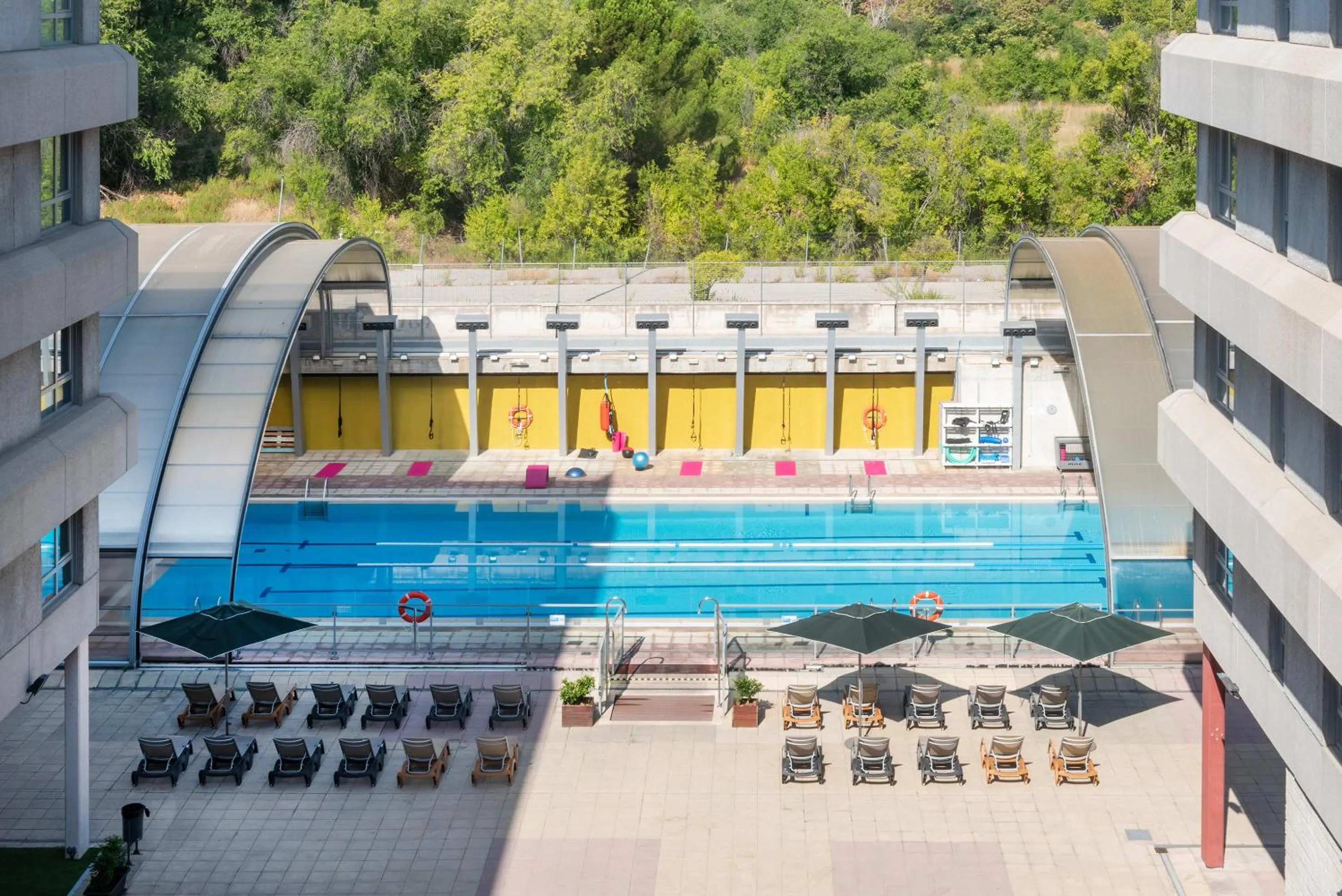 Swimming pool in Madrid Airport Suites, Affiliated by Meliá
