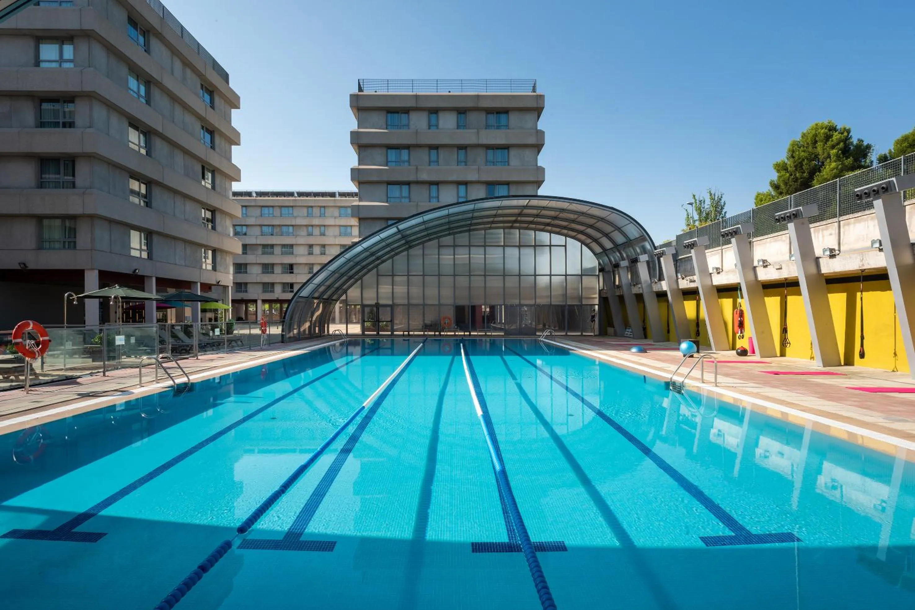 Swimming pool in Madrid Airport Suites, Affiliated by Meliá