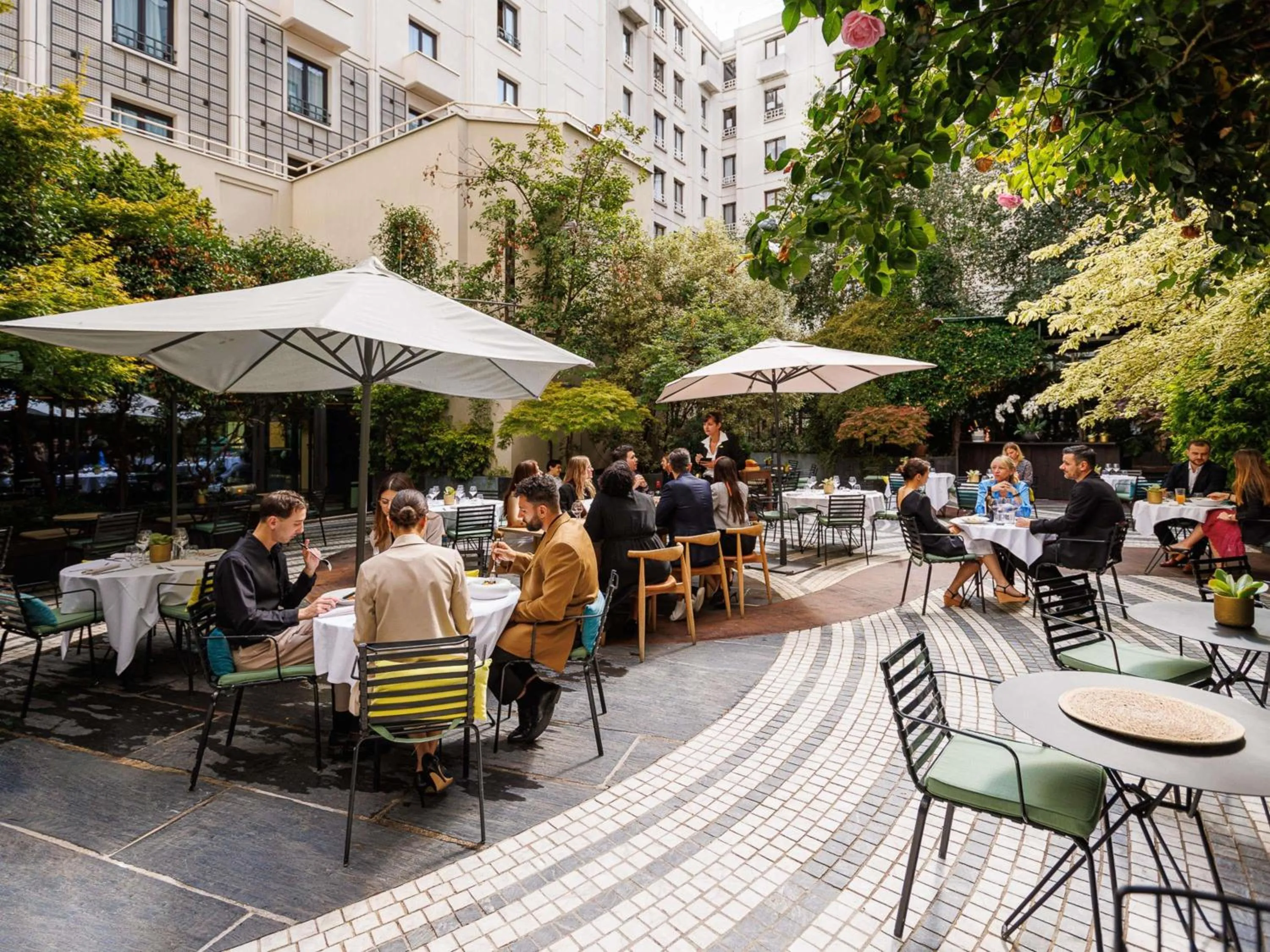 Restaurant/places to eat in Novotel Paris Les Halles