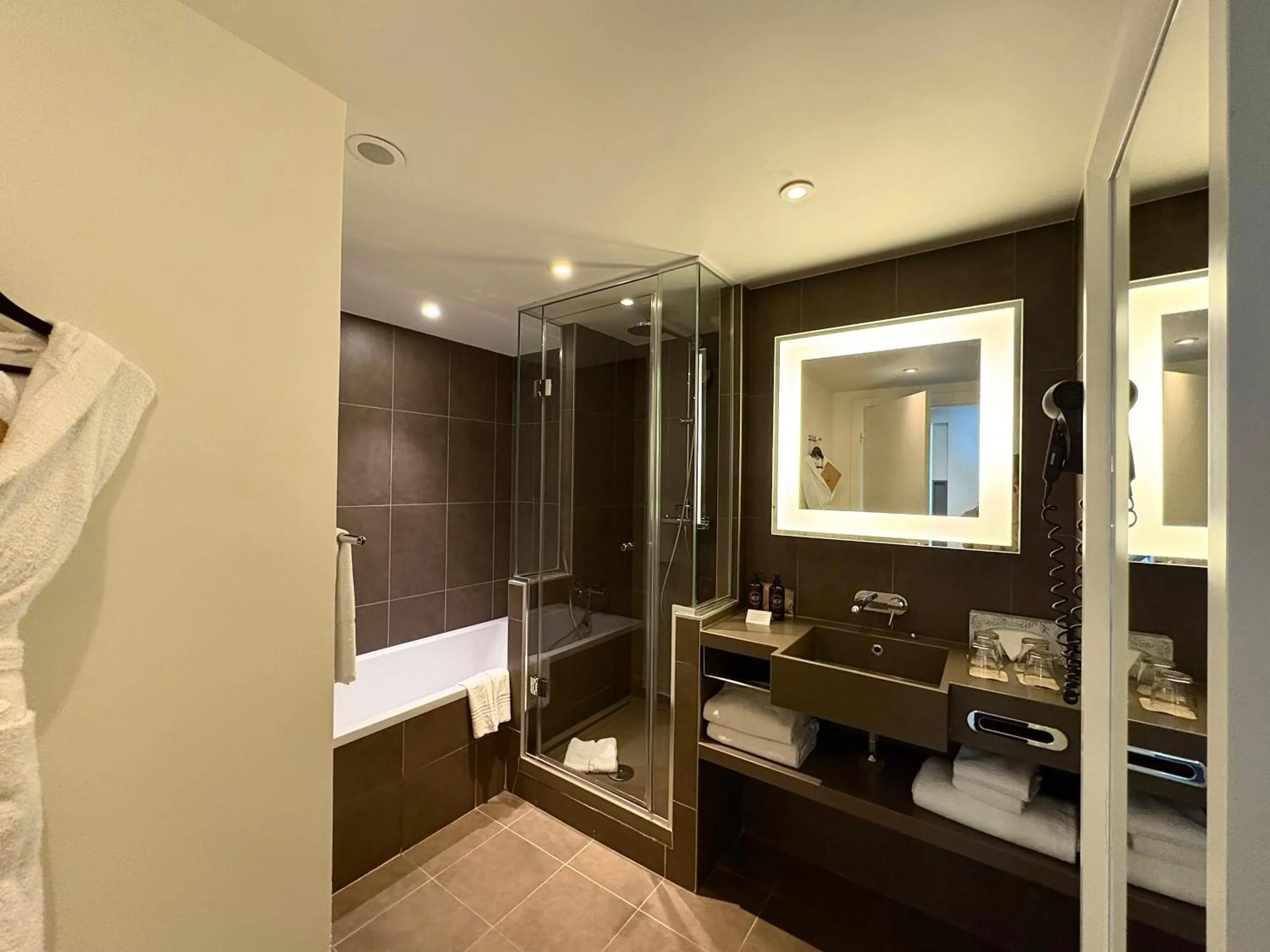 Bathroom, Bed in Novotel Paris Les Halles