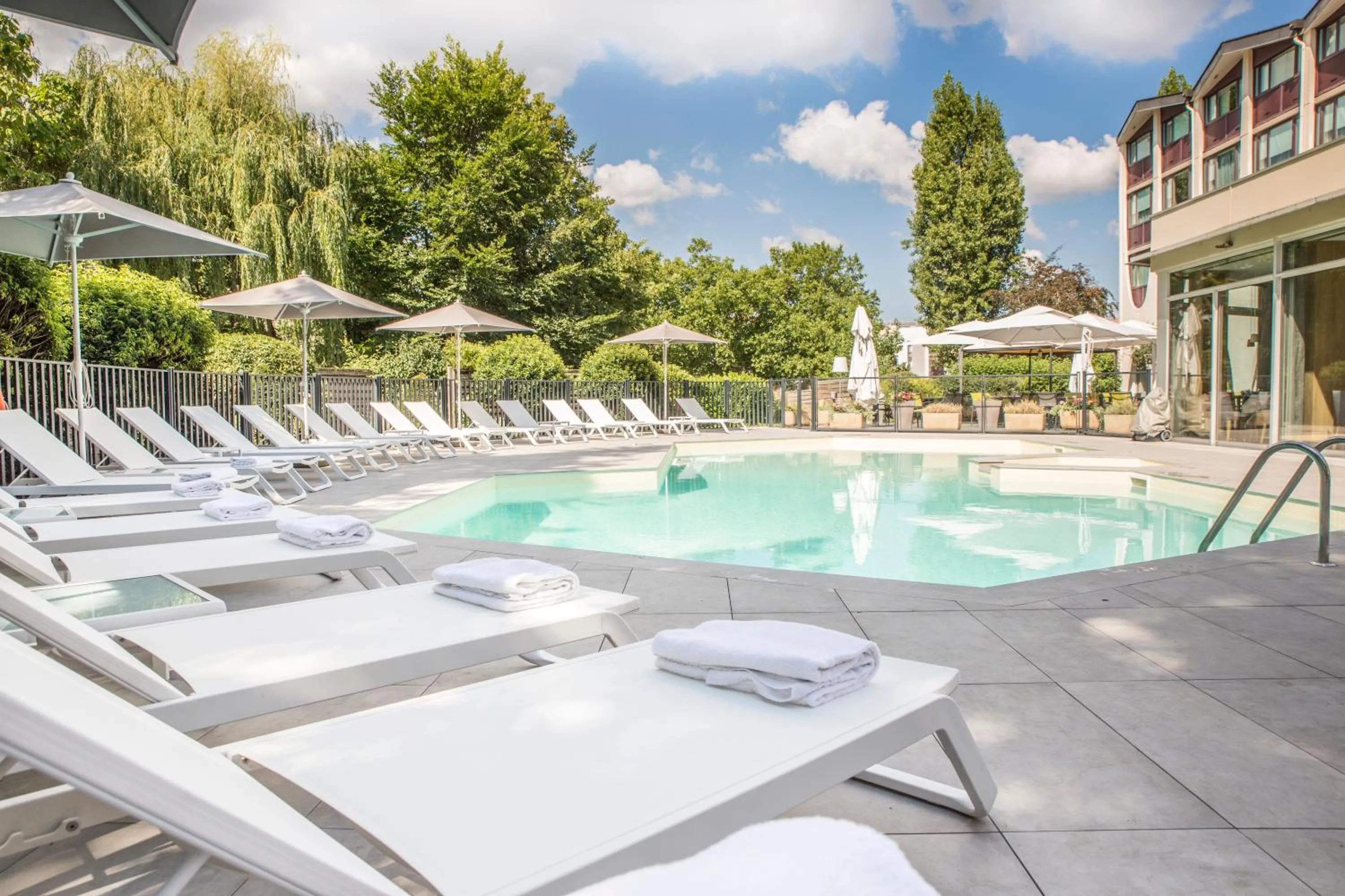 Swimming pool in Mercure Beaune Centre