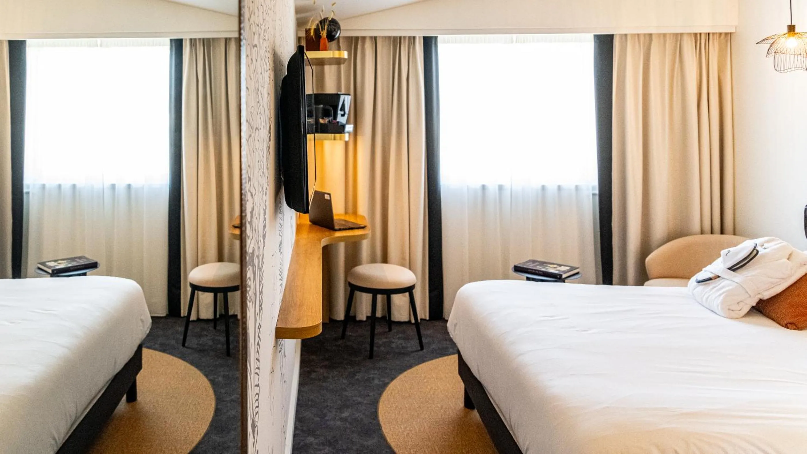 Photo of the whole room, Bed in Mercure Beaune Centre