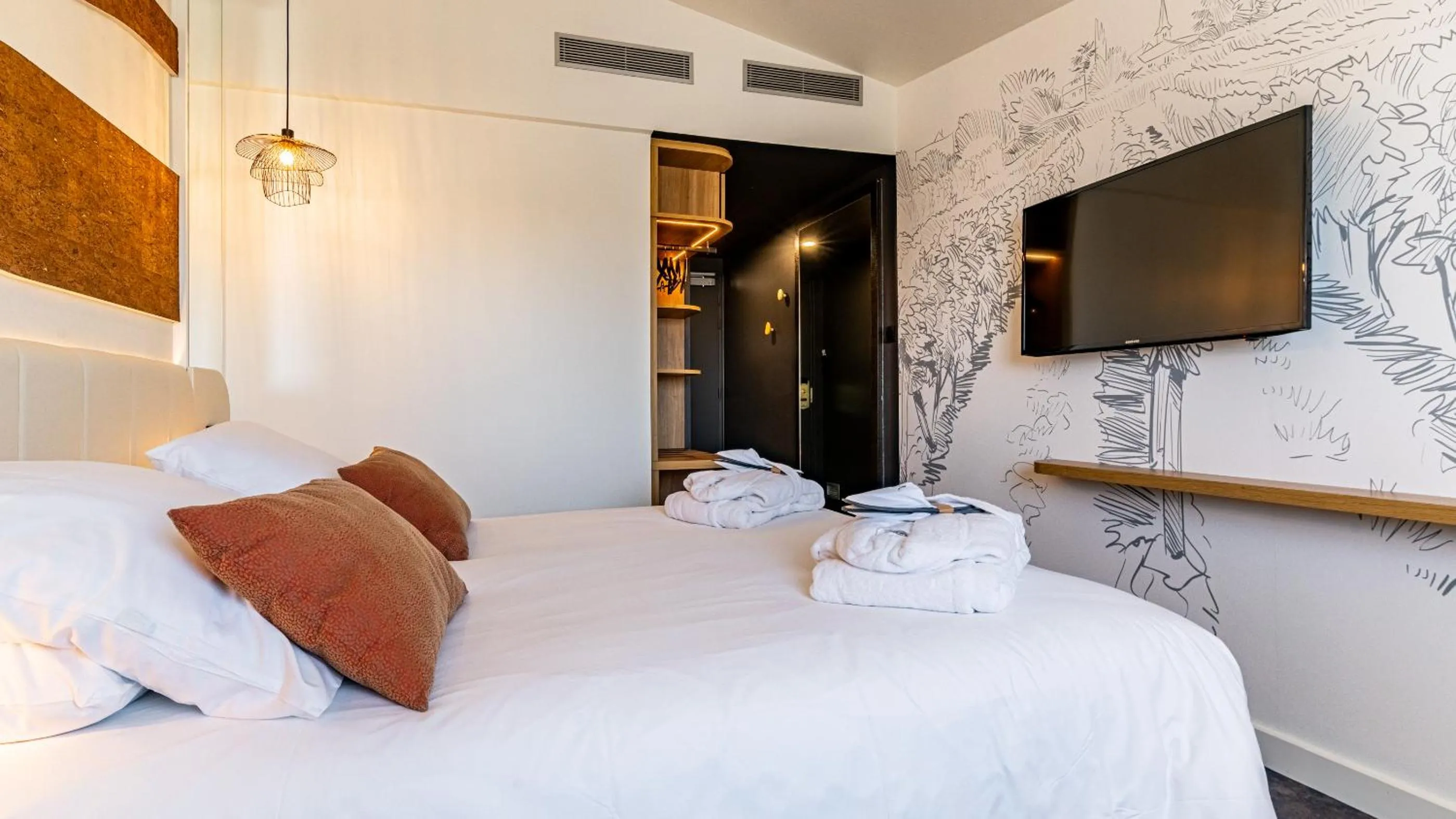 Photo of the whole room, Bed in Mercure Beaune Centre