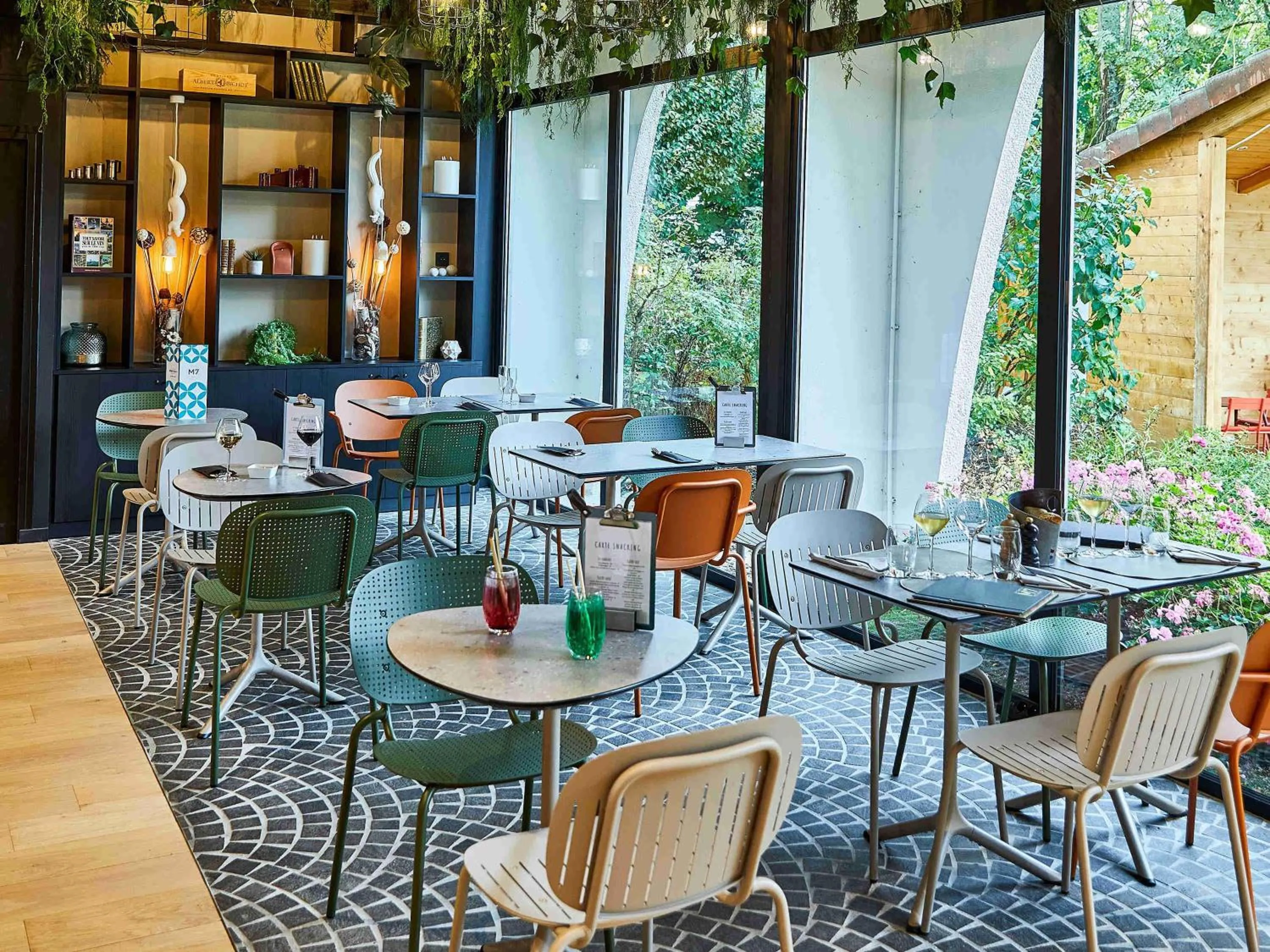 Lounge or bar in Mercure Beaune Centre