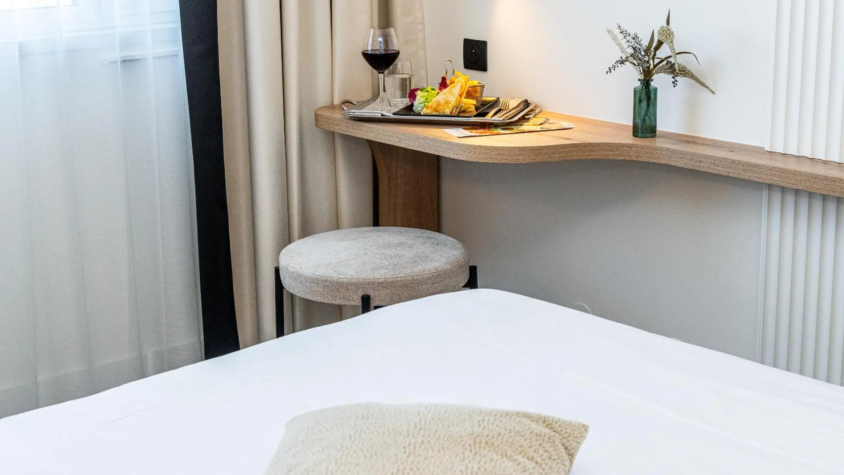 Photo of the whole room, Bed in Mercure Beaune Centre