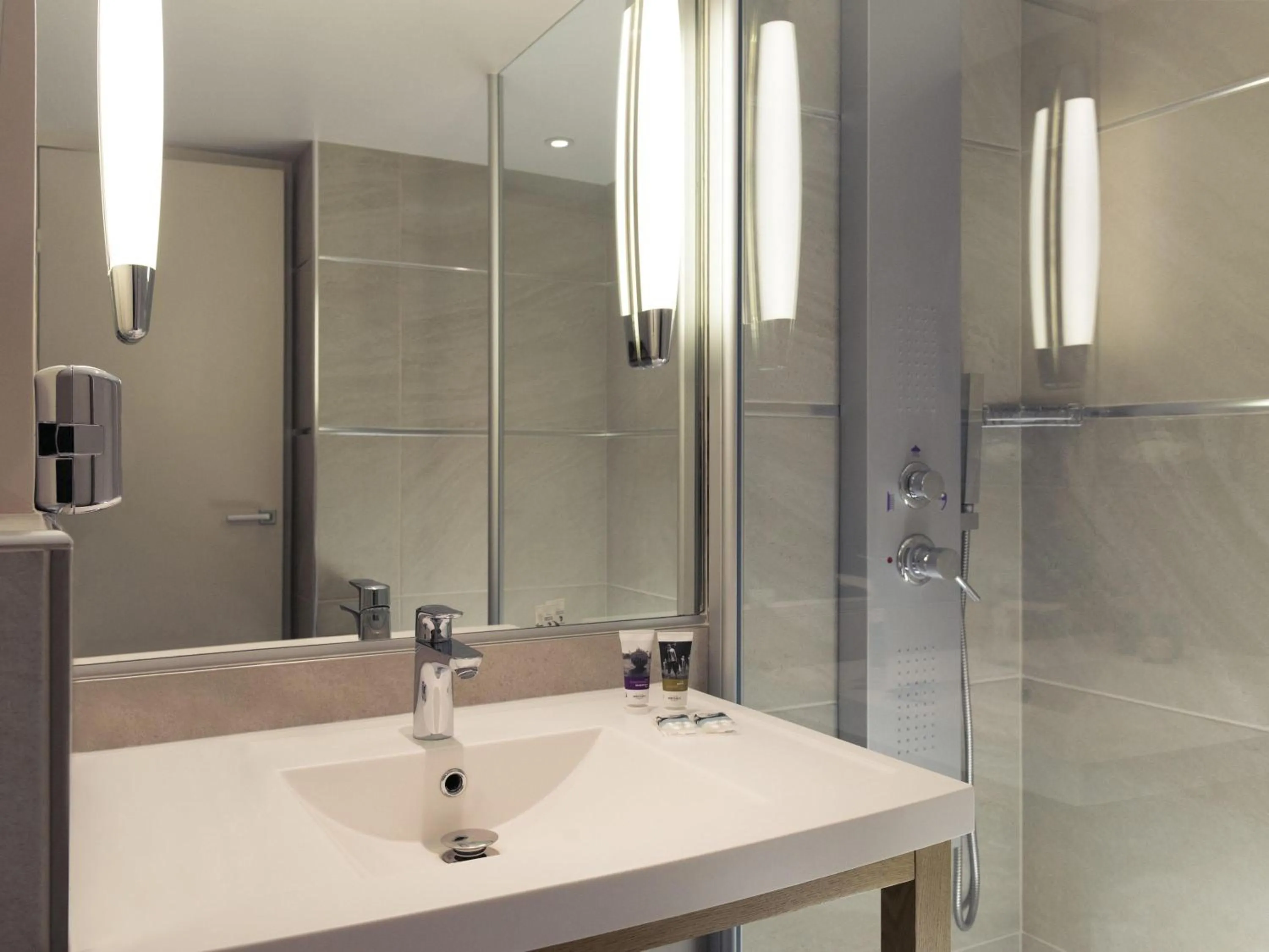 Bedroom in Mercure Beaune Centre