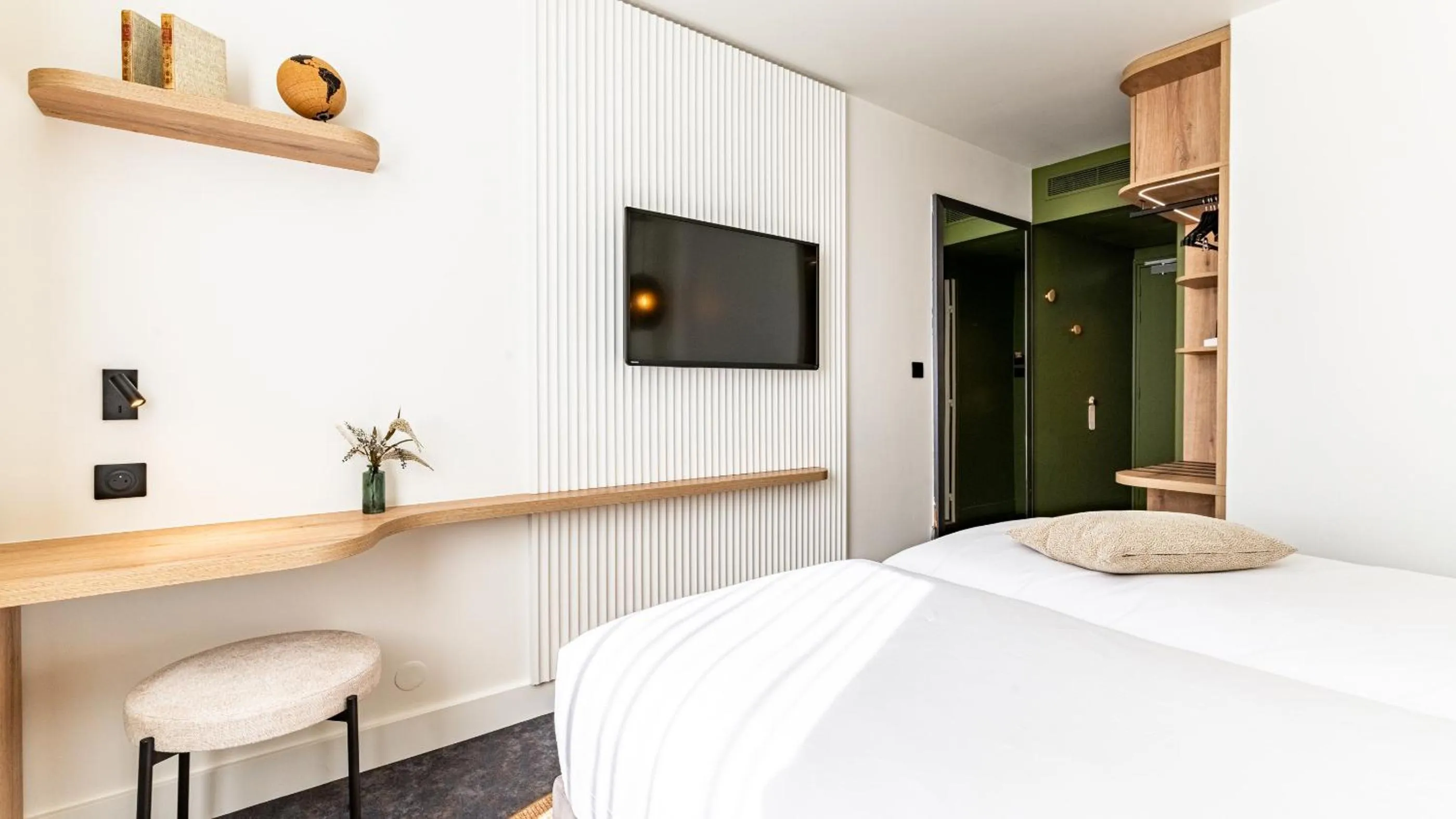 Photo of the whole room, Bed in Mercure Beaune Centre