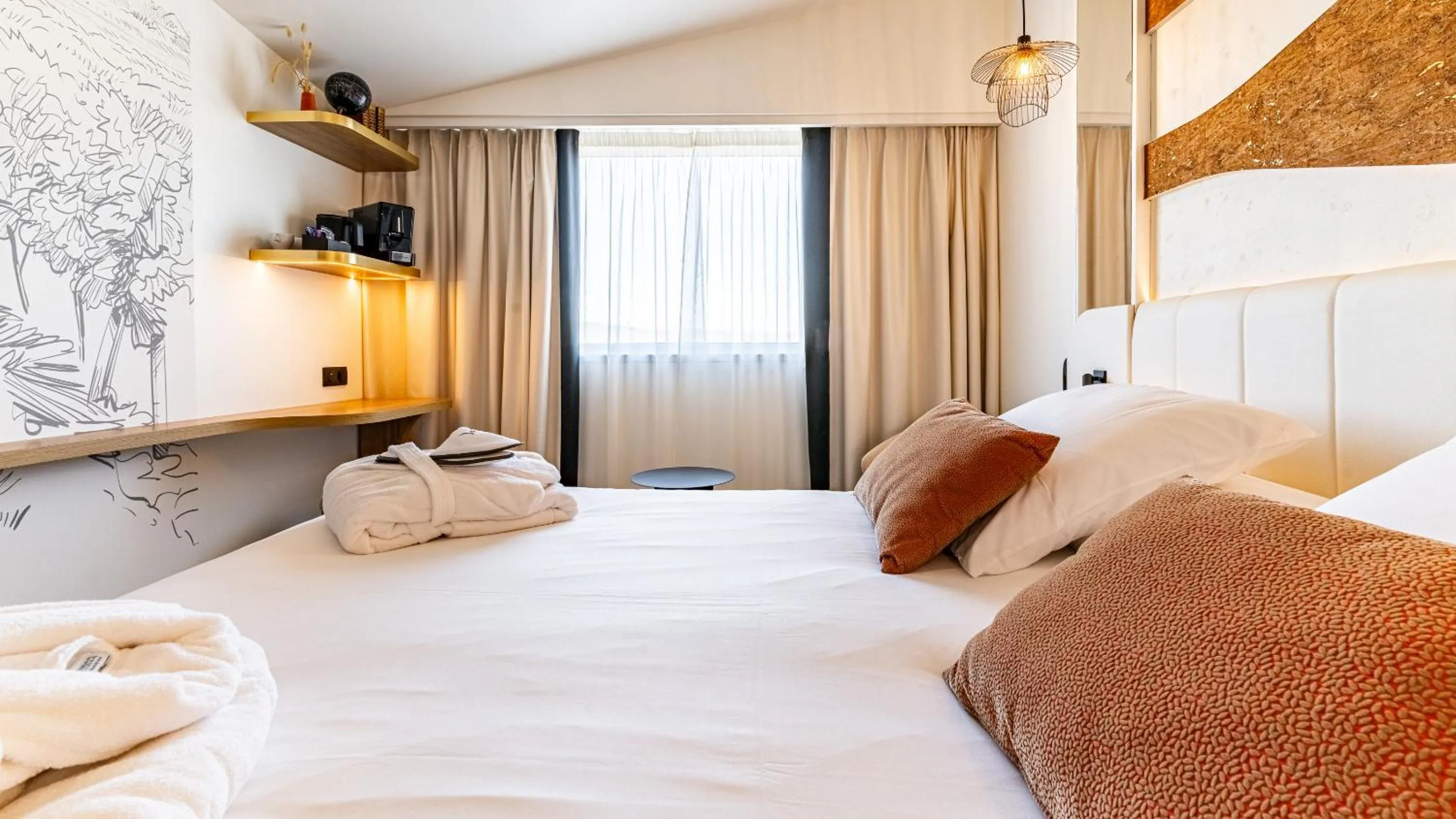 Photo of the whole room, Bed in Mercure Beaune Centre