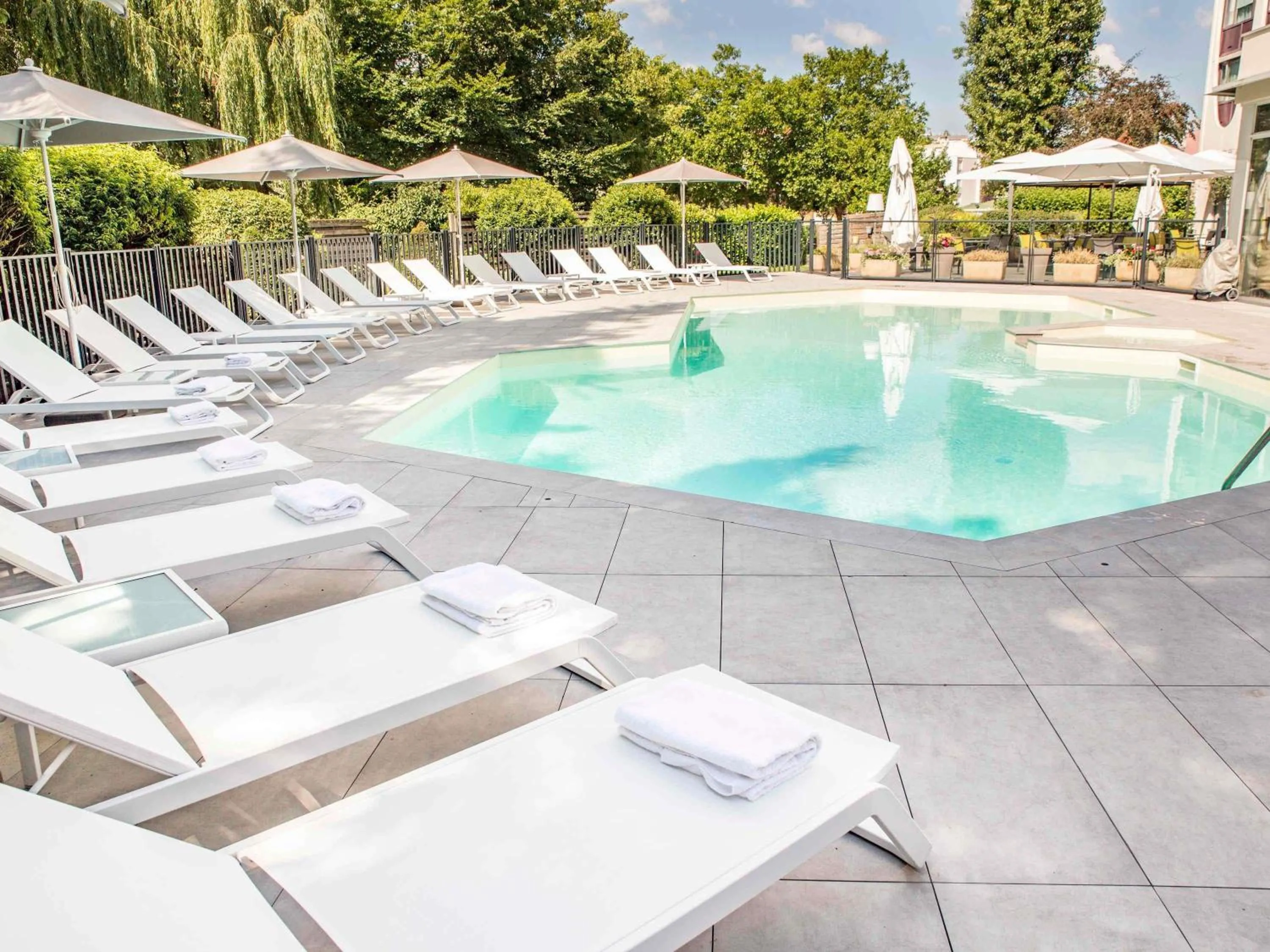 Pool view in Mercure Beaune Centre