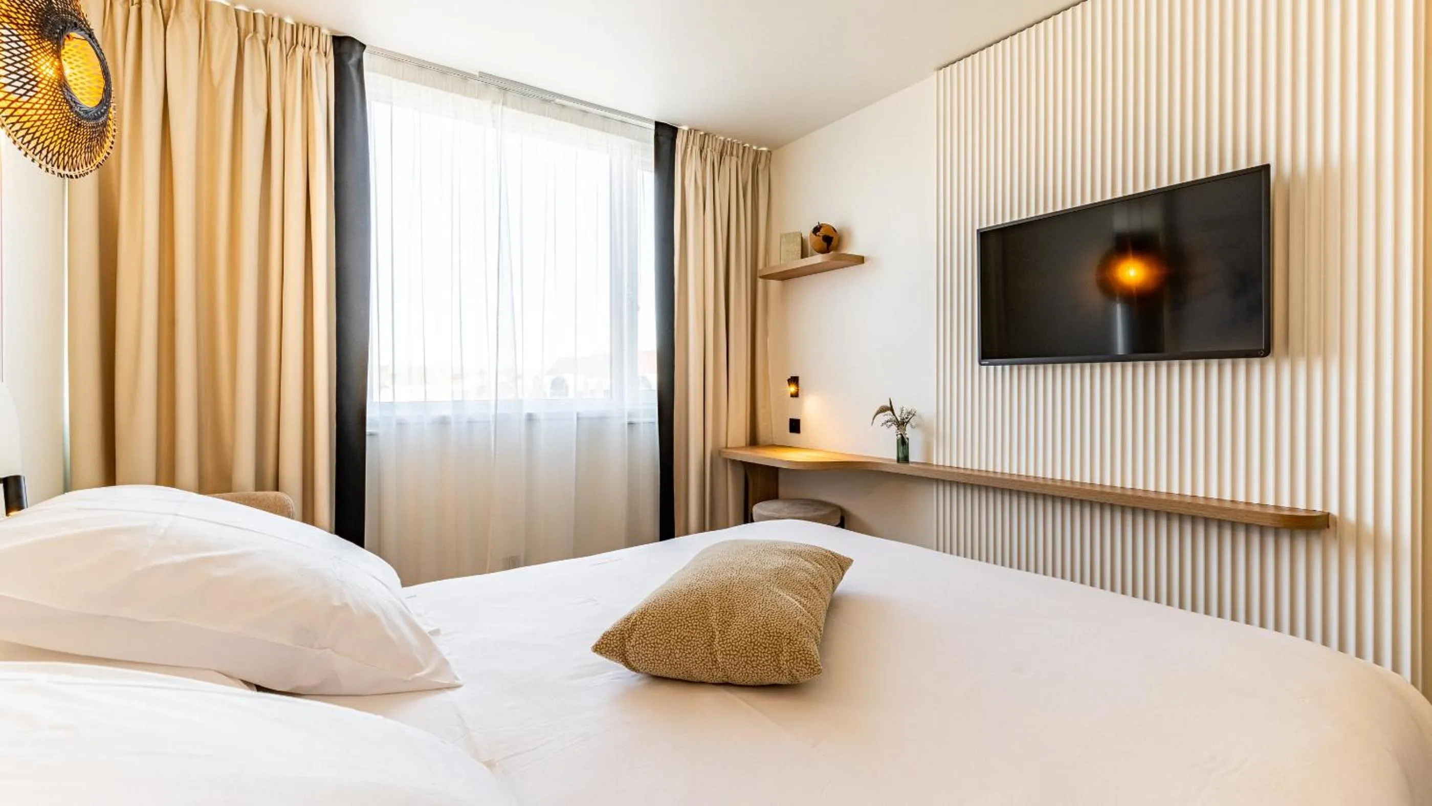 Photo of the whole room, Bed in Mercure Beaune Centre