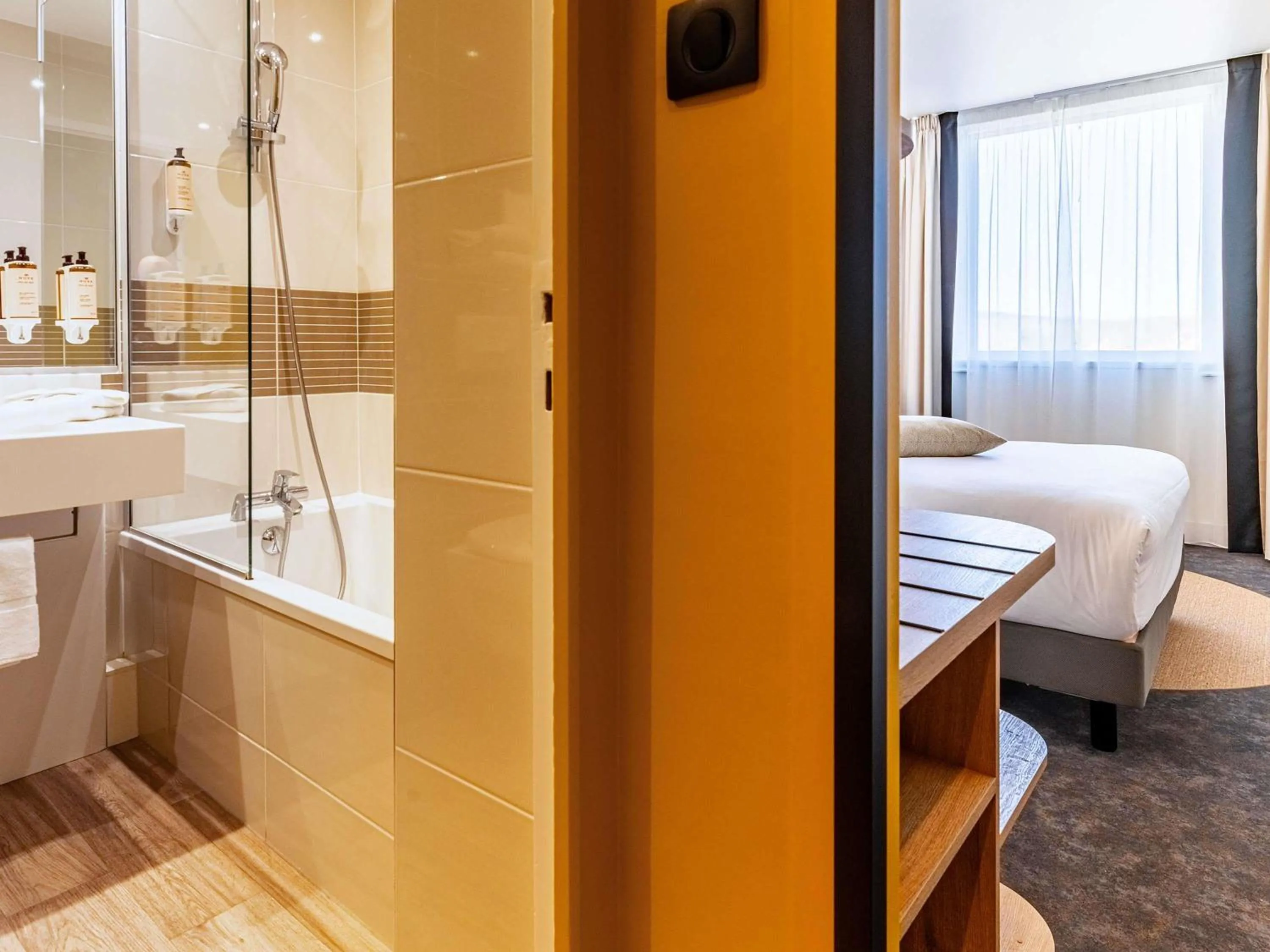 Bedroom, Bed in Mercure Beaune Centre