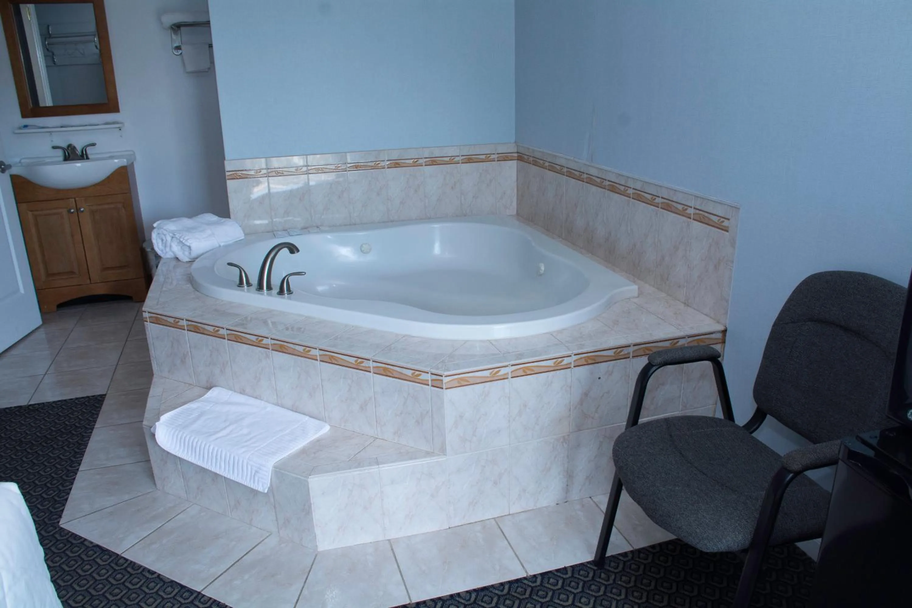 Hot Tub in At 9 Motel