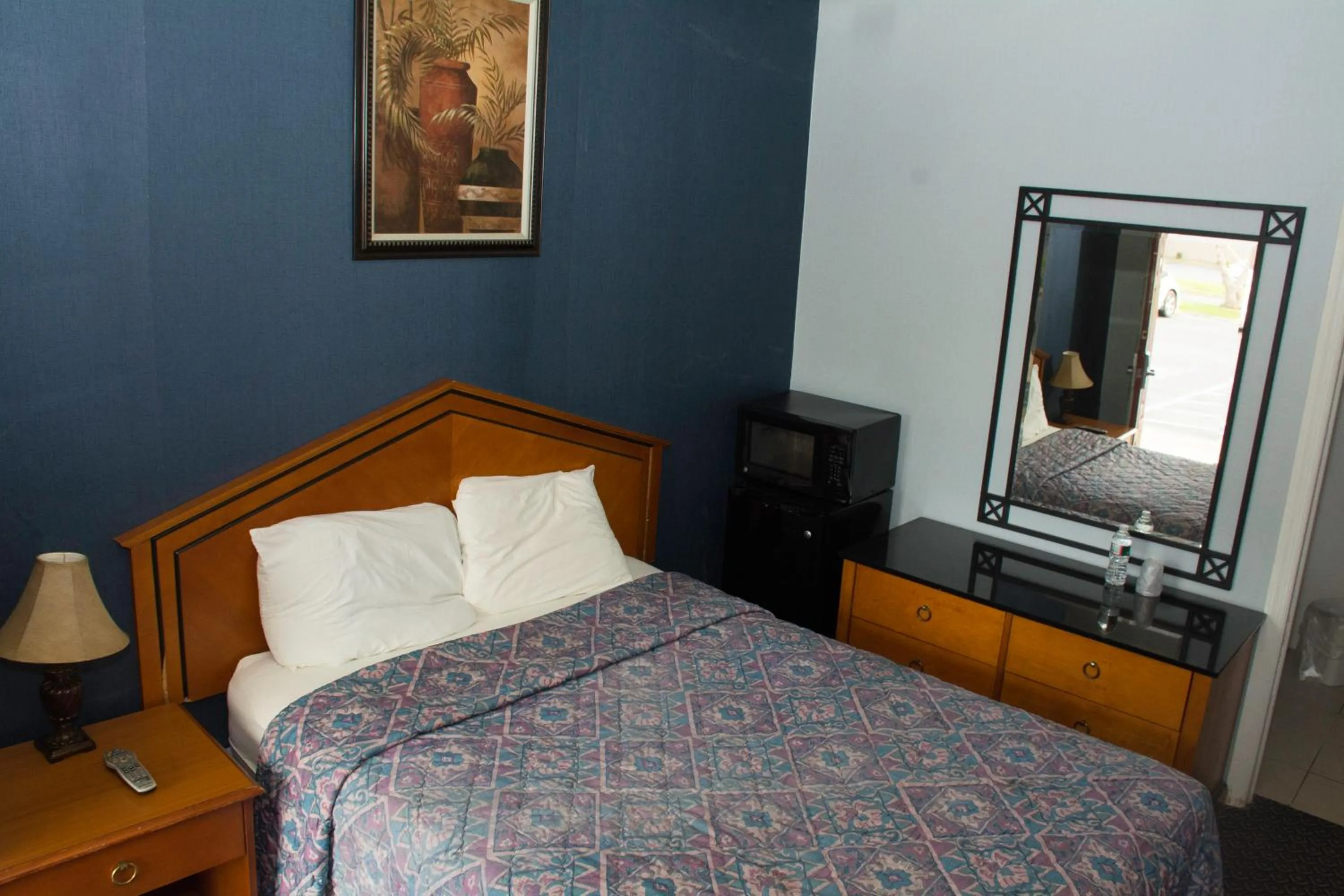 Photo of the whole room, Bed in At 9 Motel