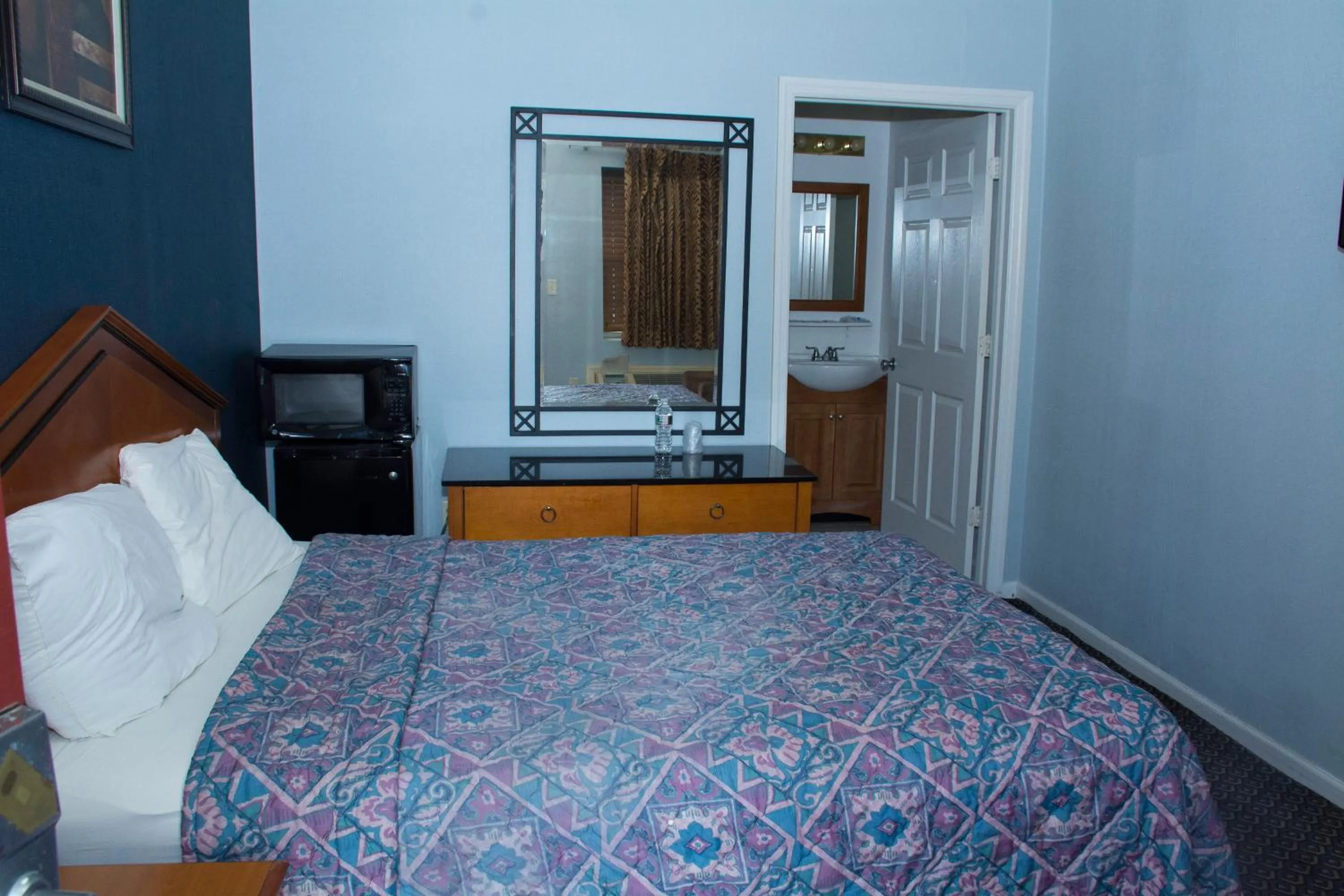 Photo of the whole room, Bed in At 9 Motel