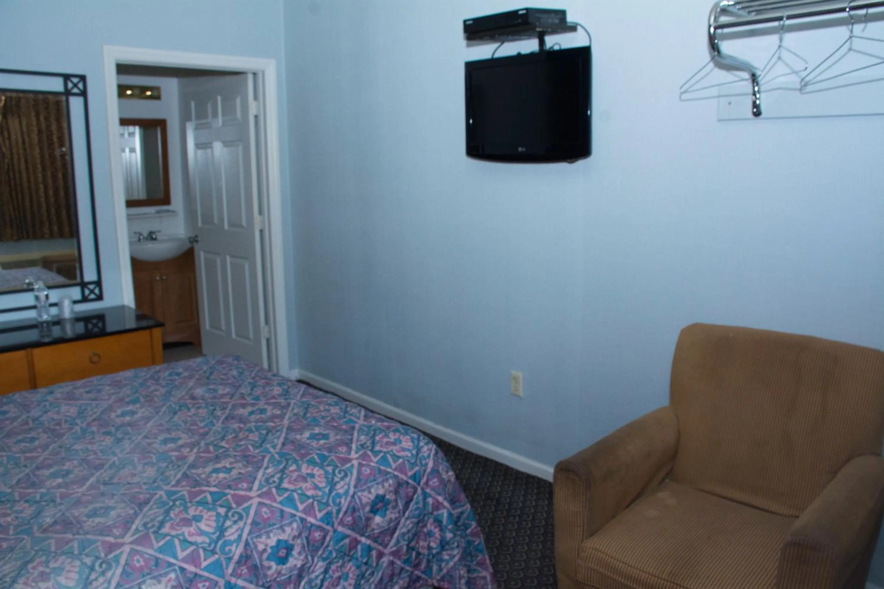 TV and multimedia, Bed in At 9 Motel