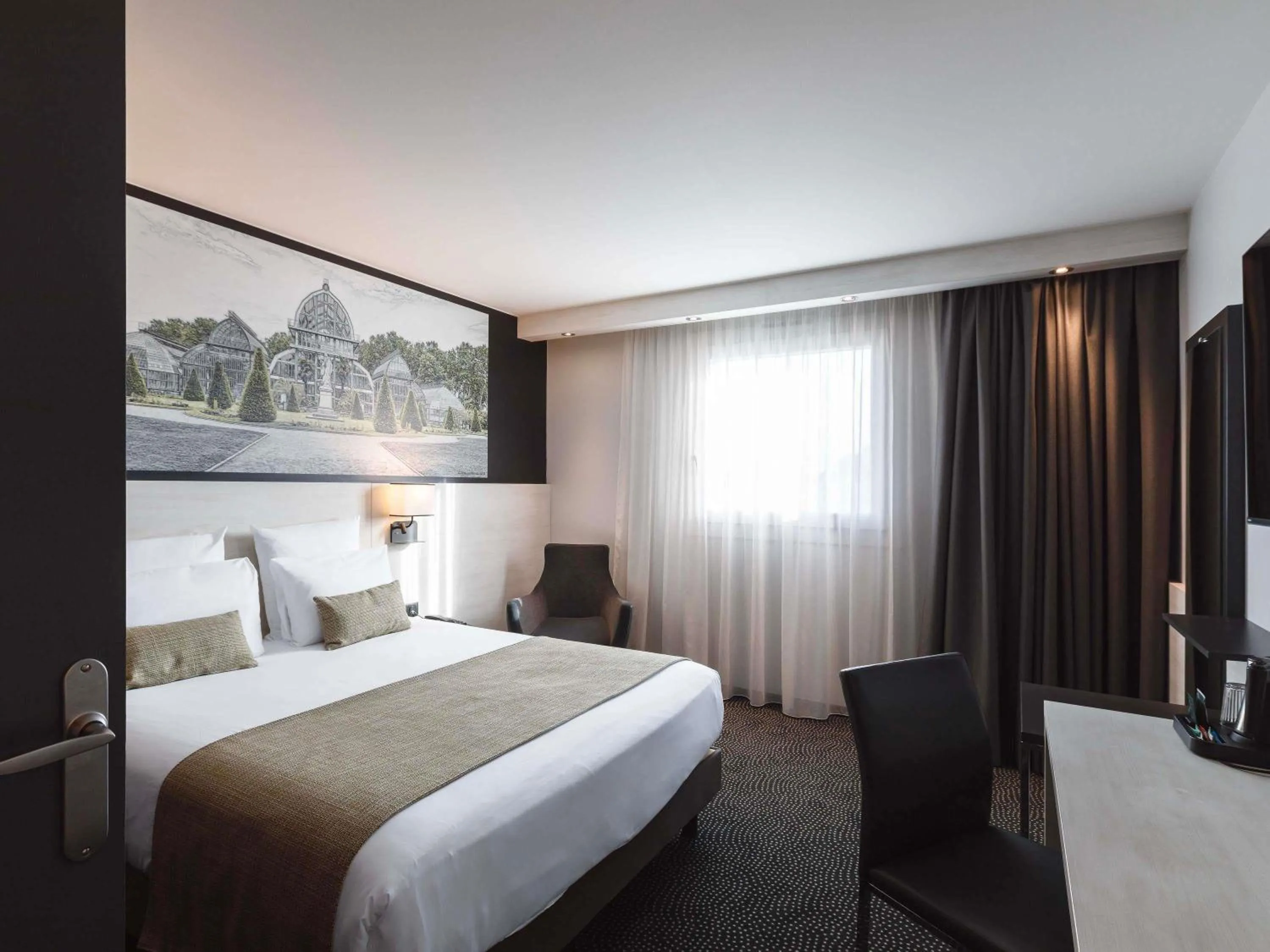 Bedroom, Bed in Hôtel Mercure Lyon Centre Charpennes Parc de la Tête d'Or