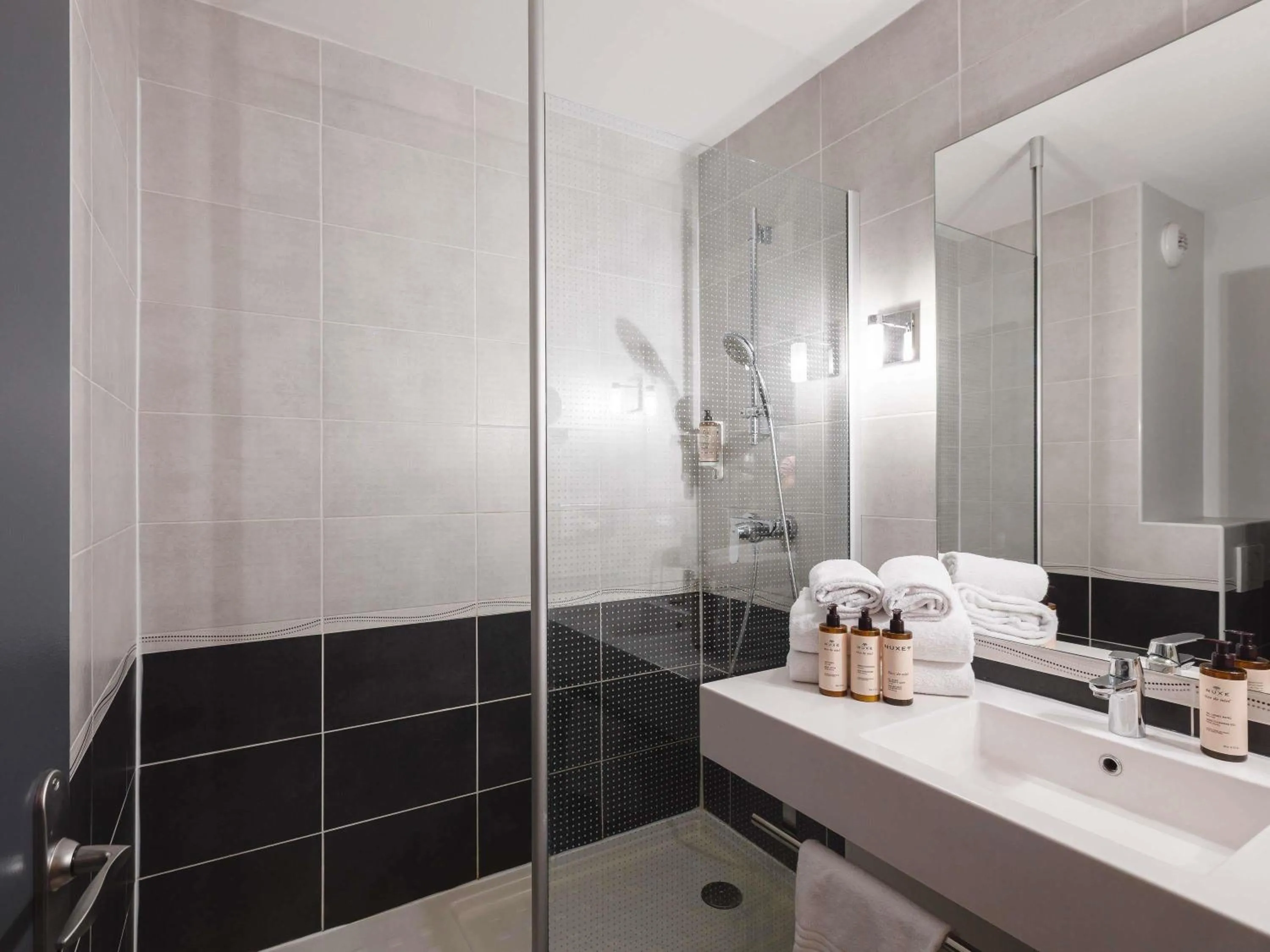 Bedroom in Hôtel Mercure Lyon Centre Charpennes Parc de la Tête d'Or