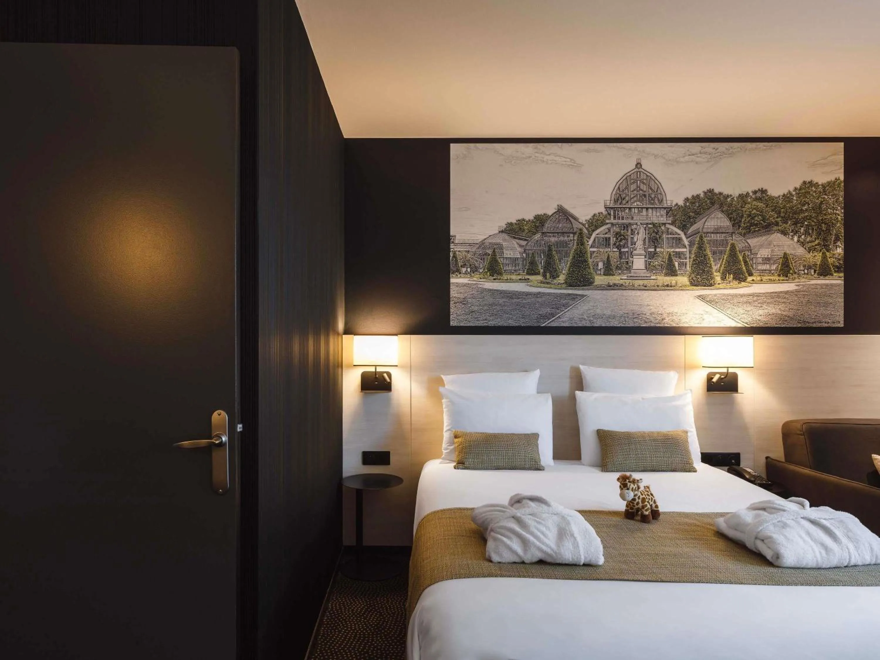 Bedroom, Bed in Hôtel Mercure Lyon Centre Charpennes Parc de la Tête d'Or