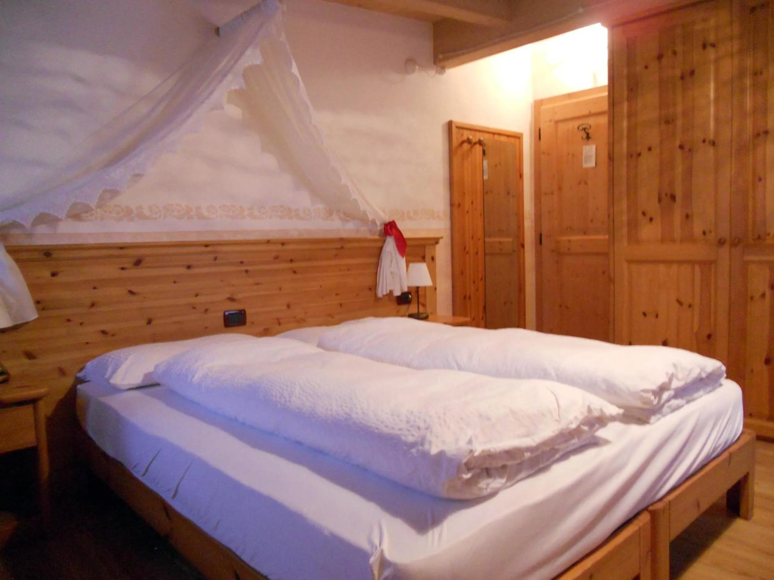 Bed in Hotel Garnì Salvanel