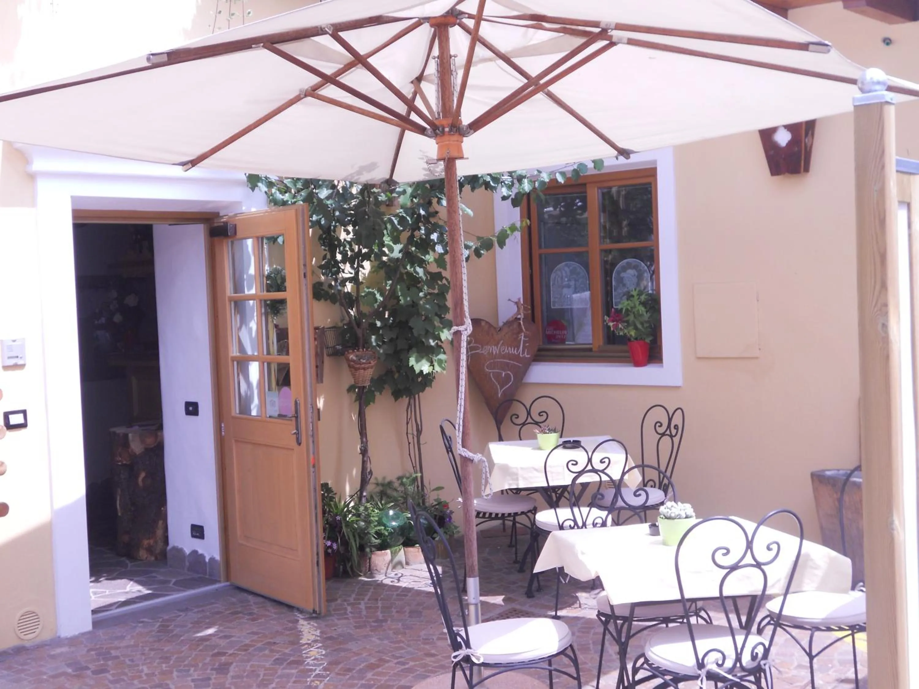 Patio in Hotel Garnì Salvanel