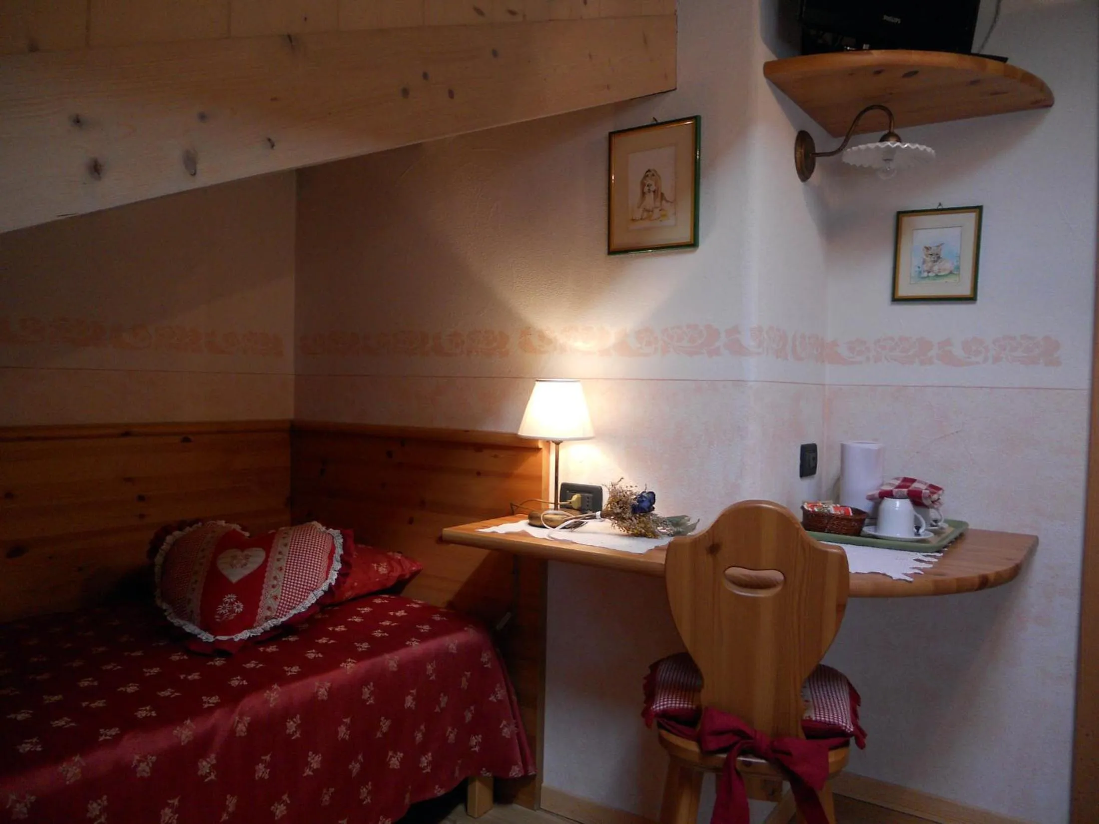 Decorative detail, Bed in Hotel Garnì Salvanel