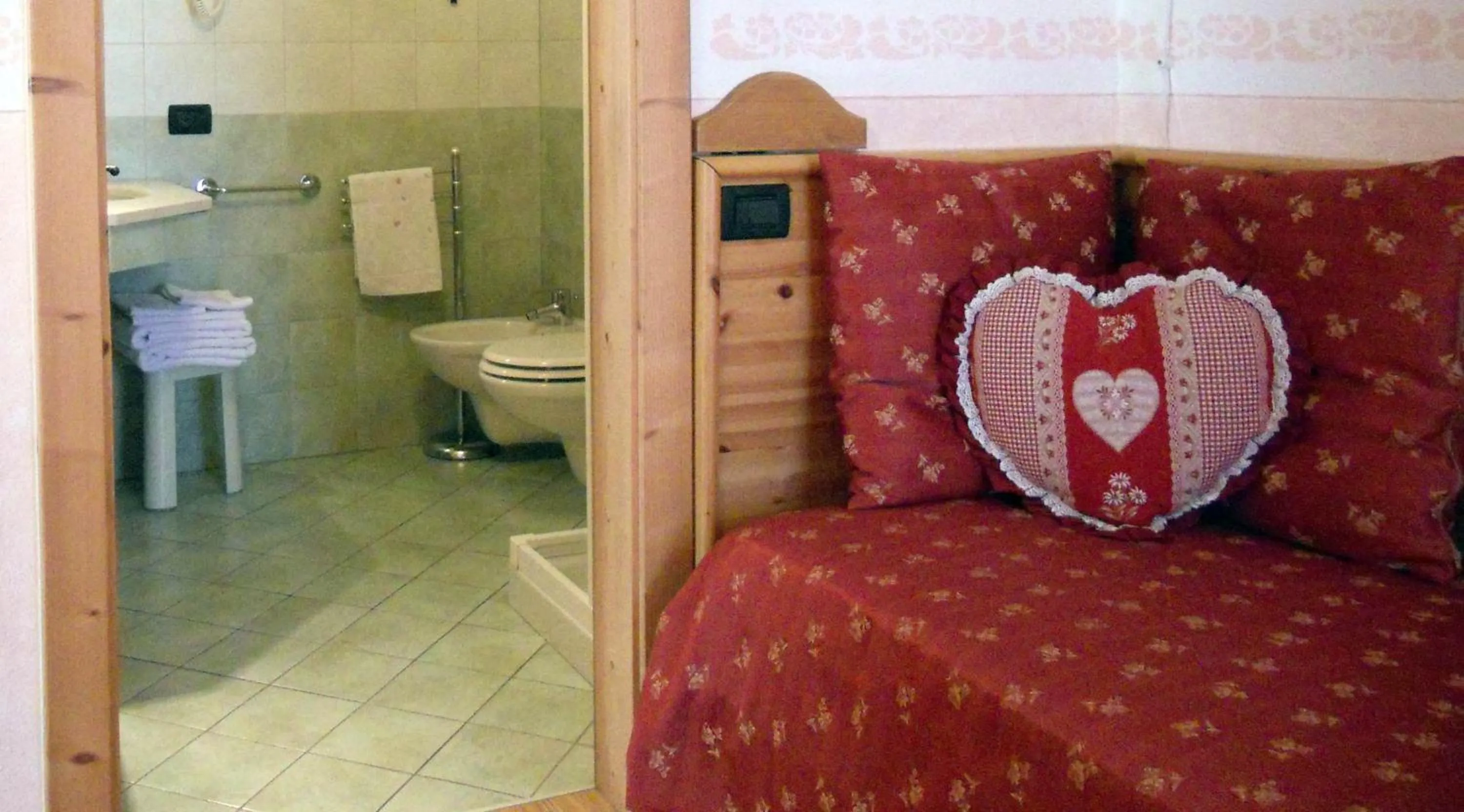 Decorative detail, Bed in Hotel Garnì Salvanel