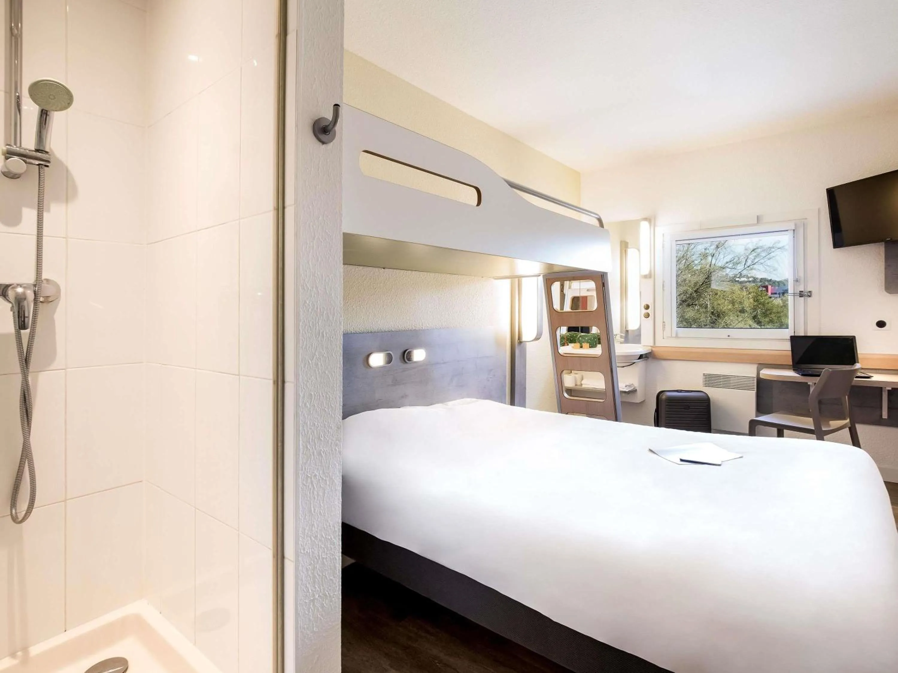 Property building, Bed in Ibis Budget Fréjus Capitou