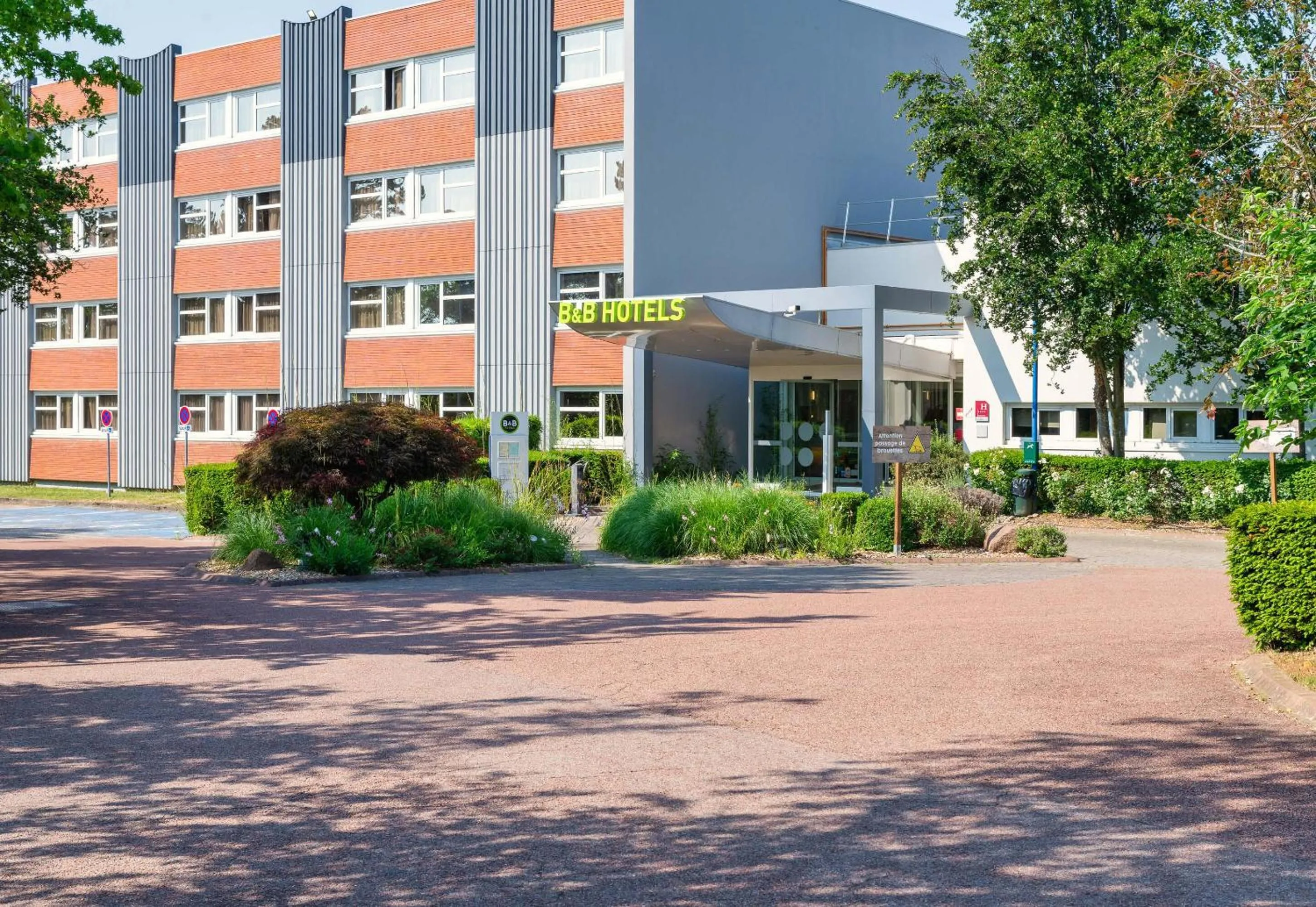 Property building in B&B HOTEL Lyon Nord 4 étoiles