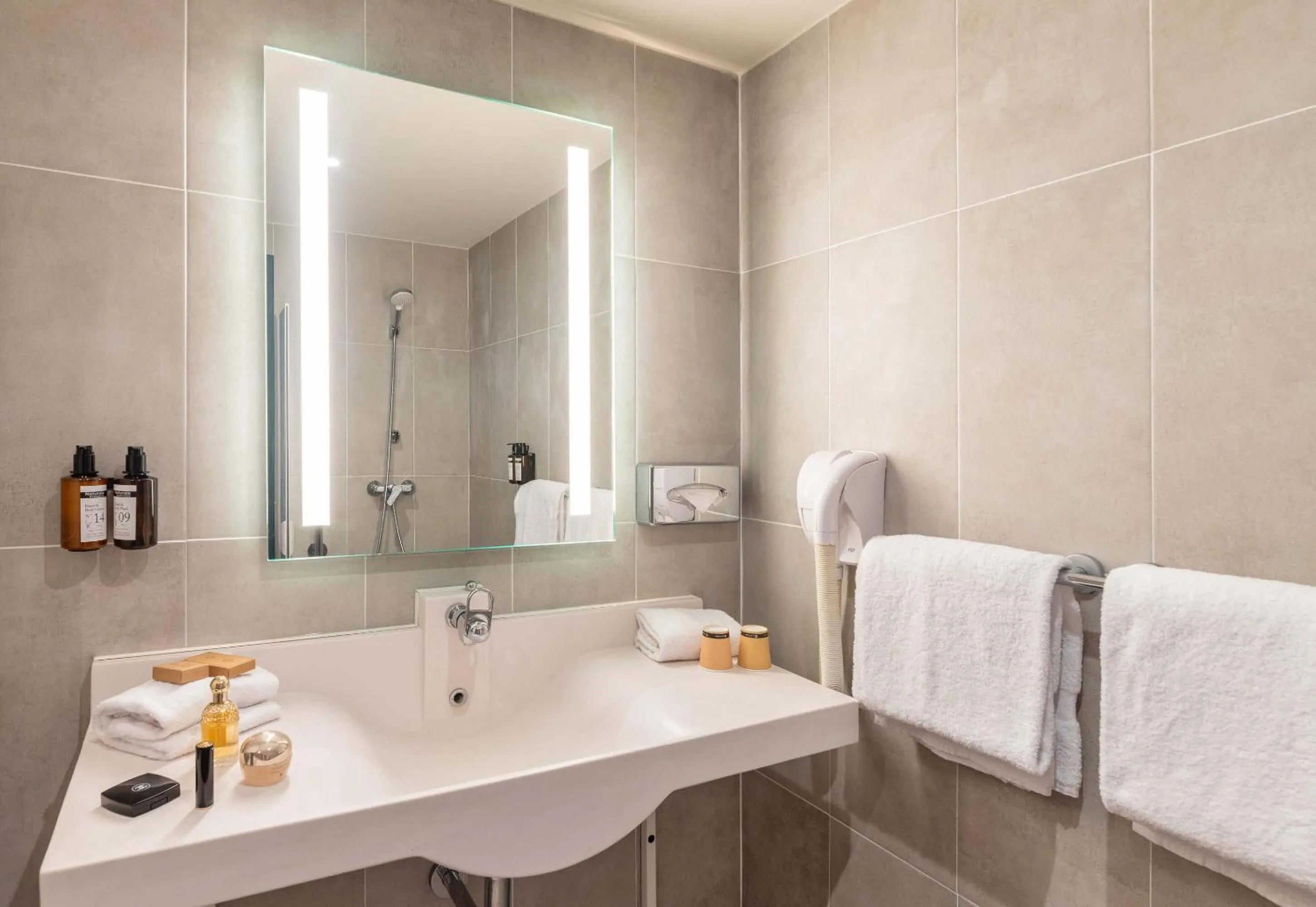 Bathroom in B&B HOTEL Lyon Nord 4 étoiles