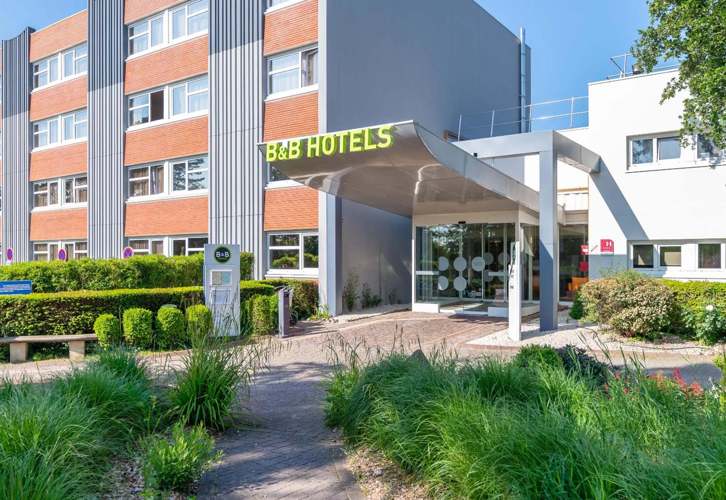 Facade/entrance in B&B HOTEL Lyon Nord 4 étoiles