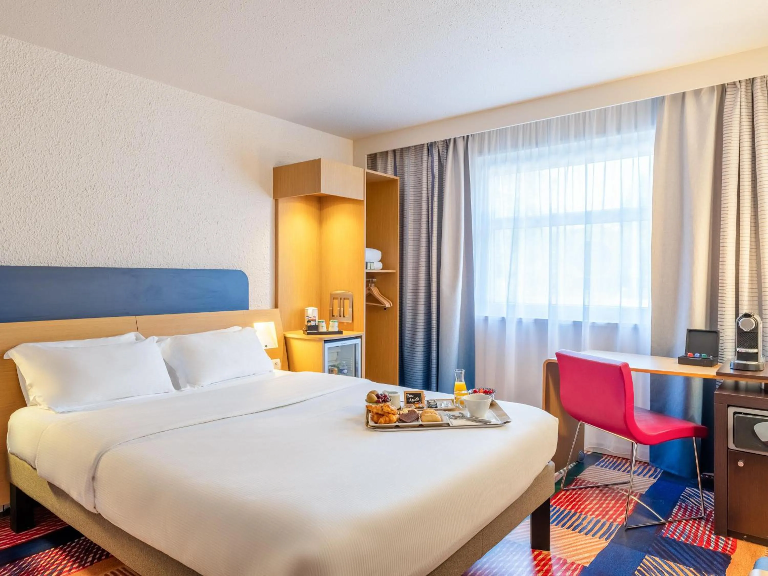 Photo of the whole room, Bed in B&B HOTEL Lyon Nord 4 étoiles