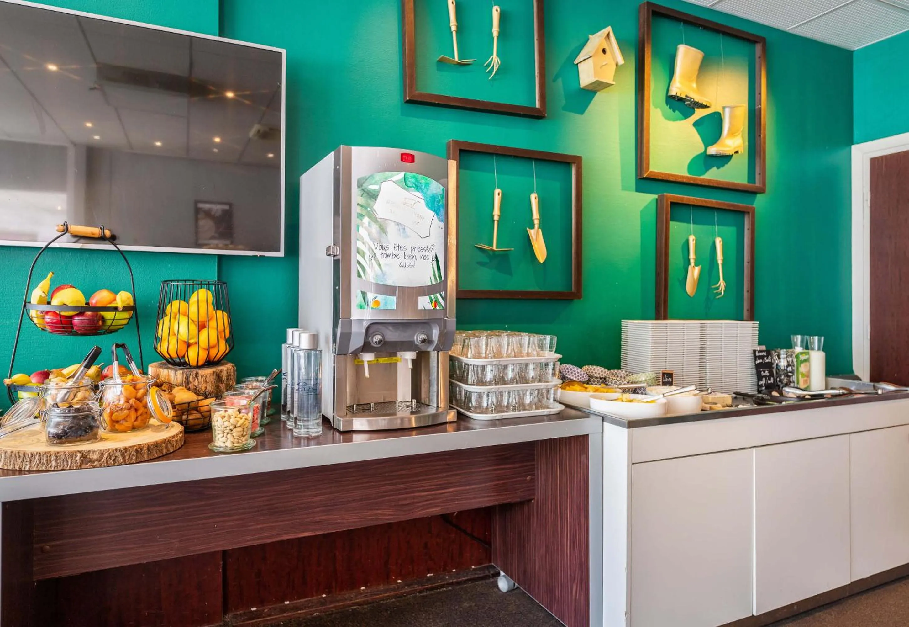 Buffet breakfast in B&B HOTEL Lyon Nord 4 étoiles