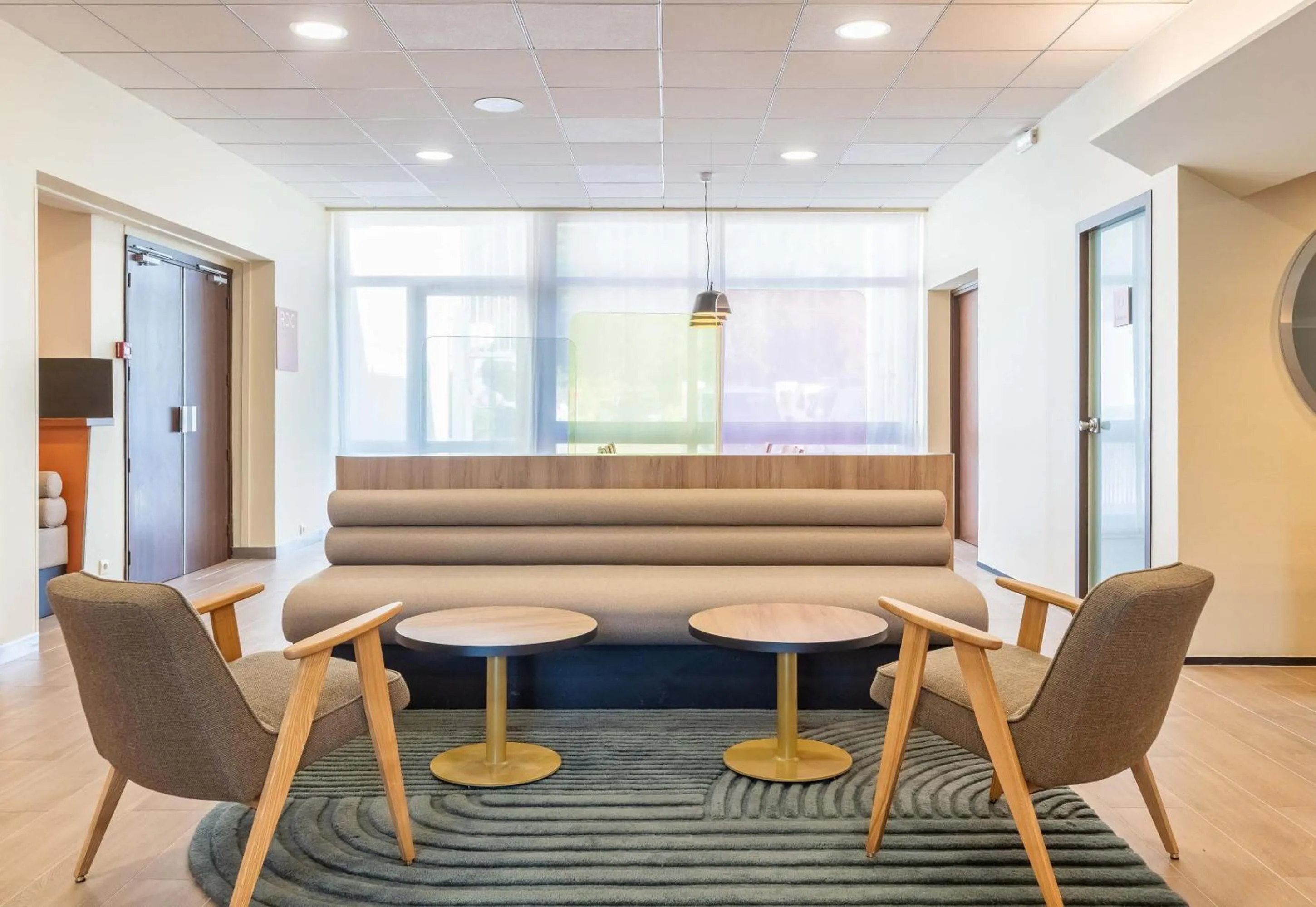 Lobby or reception in B&B HOTEL Lyon Nord 4 étoiles