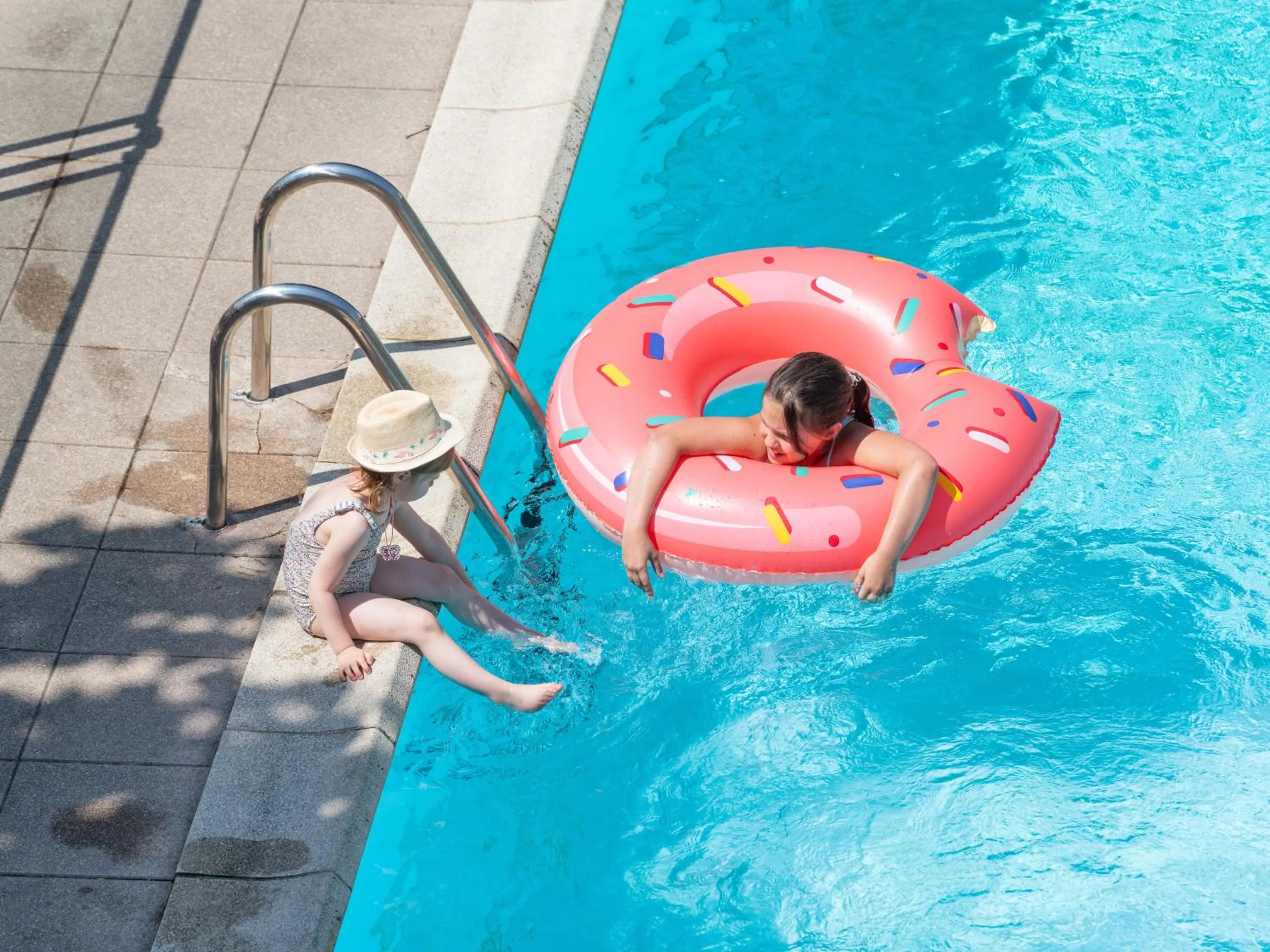 Swimming pool in B&B HOTEL Lyon Nord 4 étoiles