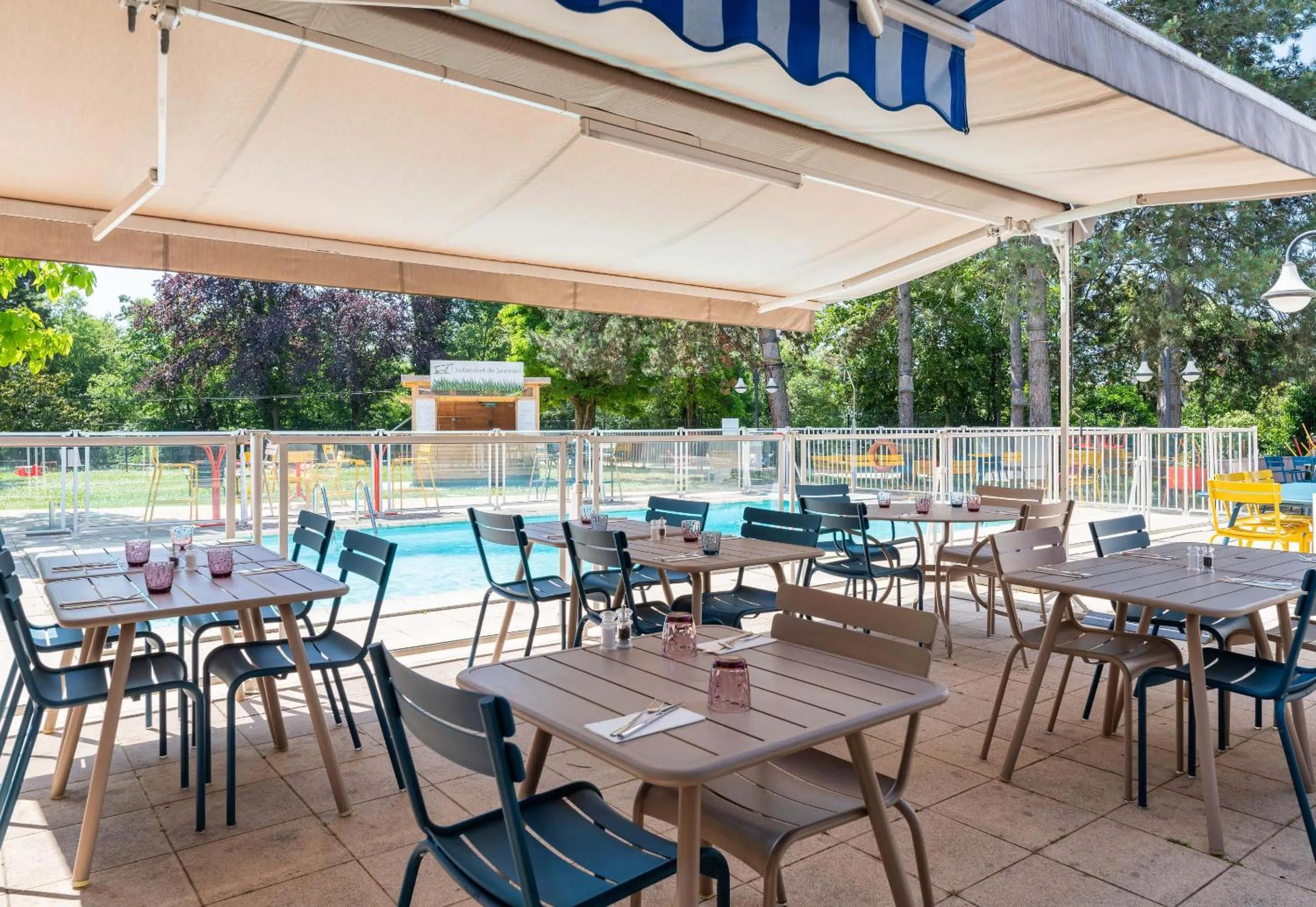 Garden in B&B HOTEL Lyon Nord 4 étoiles