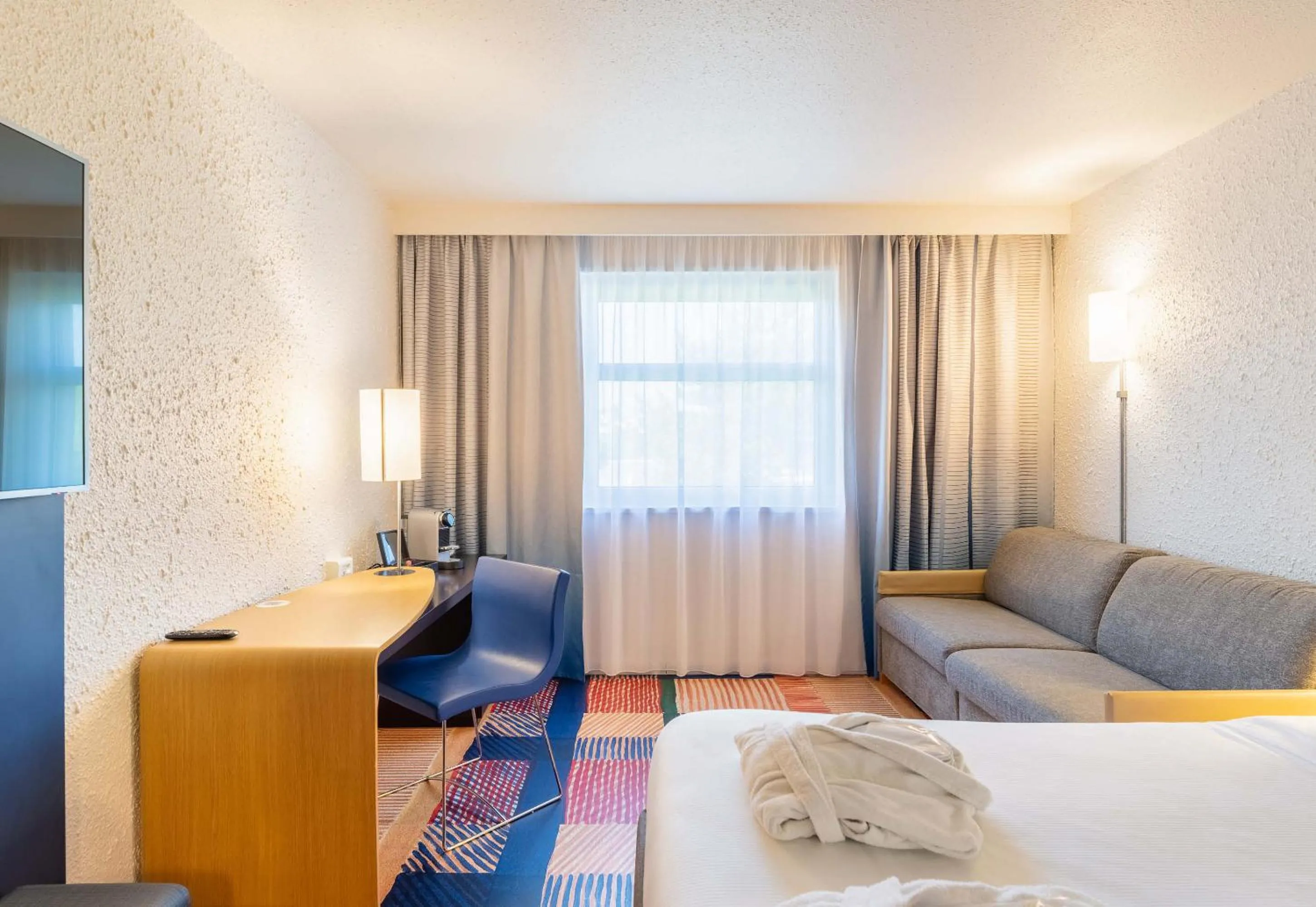 Bedroom, Bed in B&B HOTEL Lyon Nord 4 étoiles