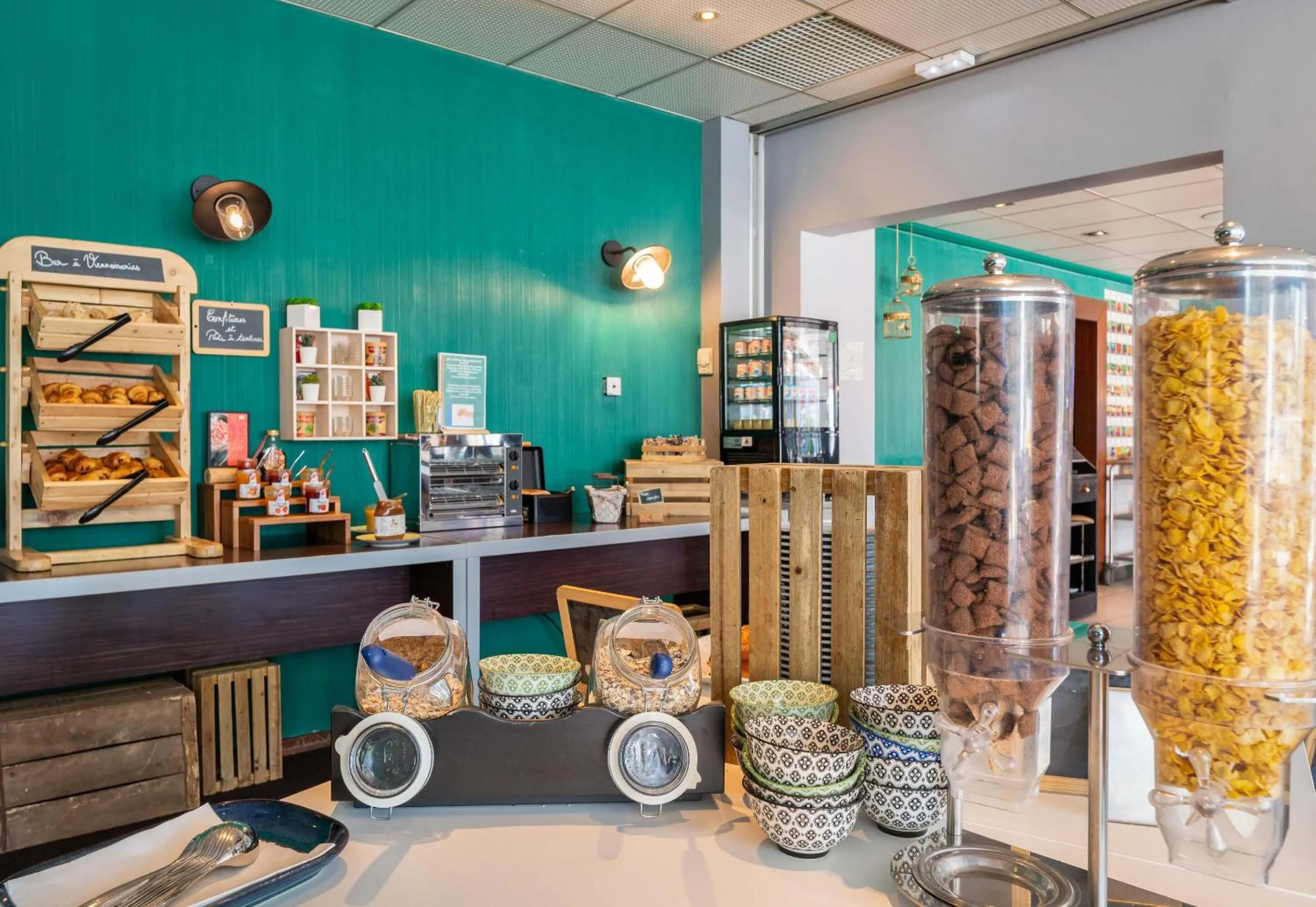 Restaurant/places to eat in B&B HOTEL Lyon Nord 4 étoiles