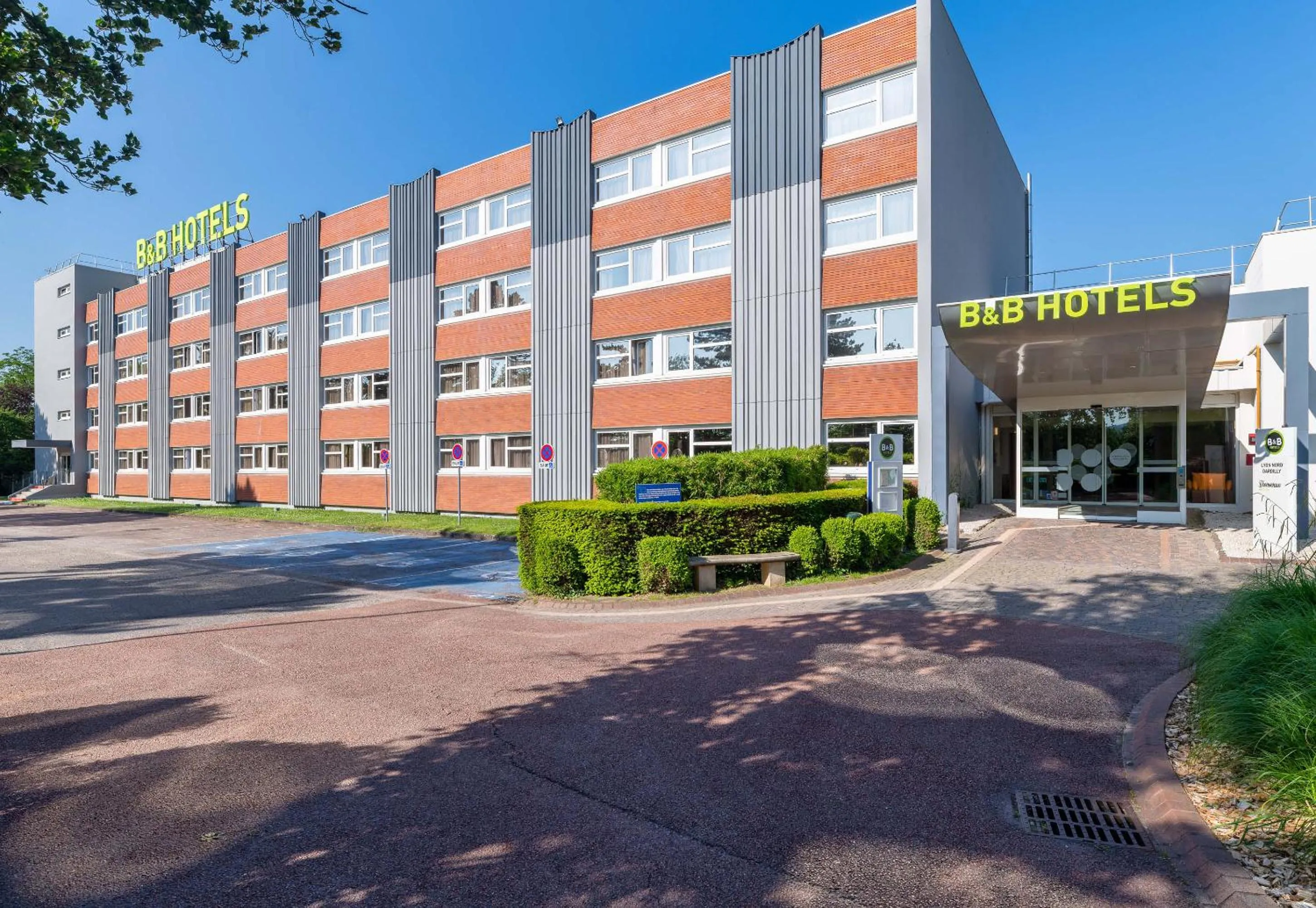 Property building in B&B HOTEL Lyon Nord 4 étoiles
