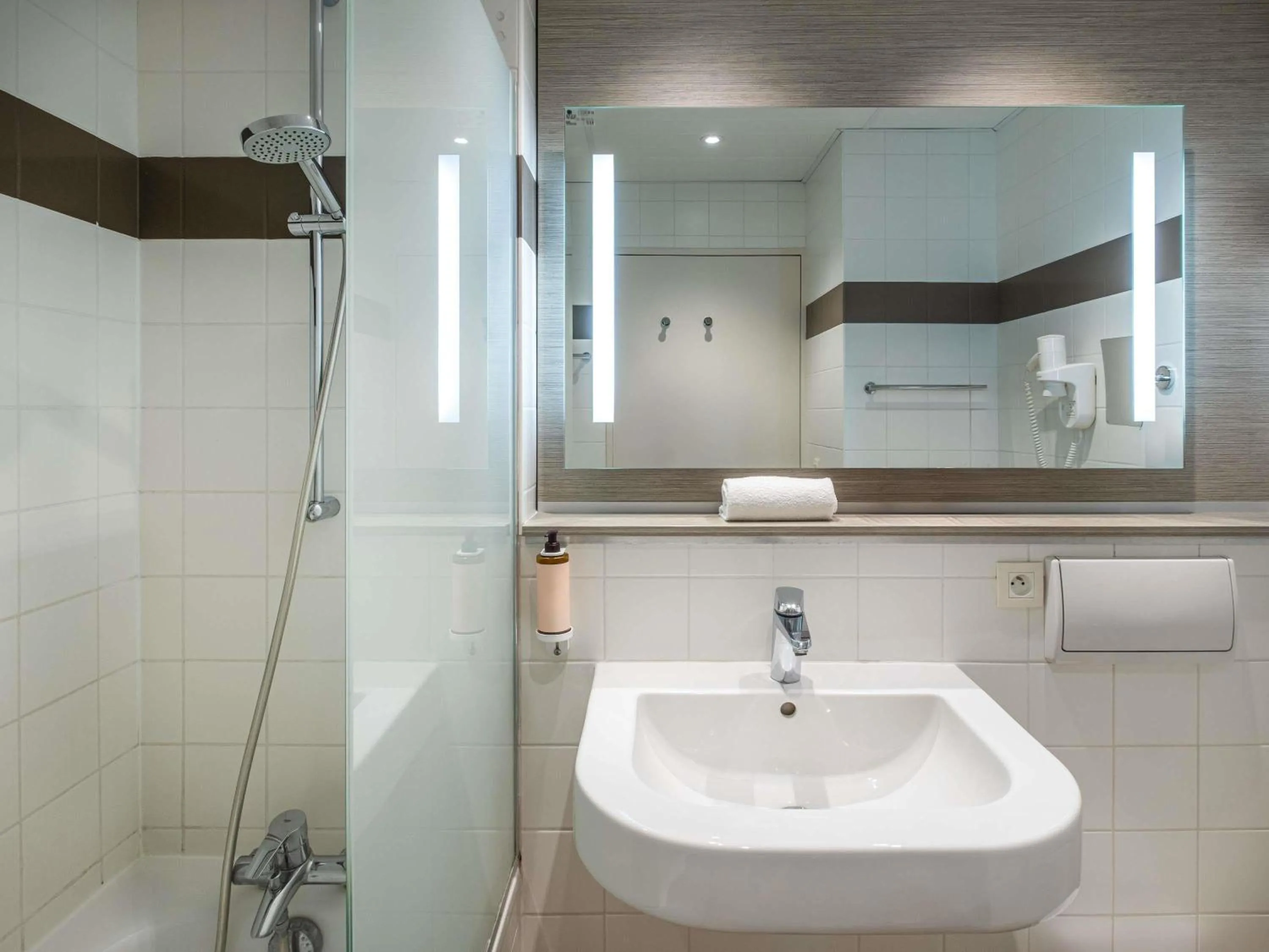 Bedroom in Mercure Le Mans Batignolles - Hotel & Spa