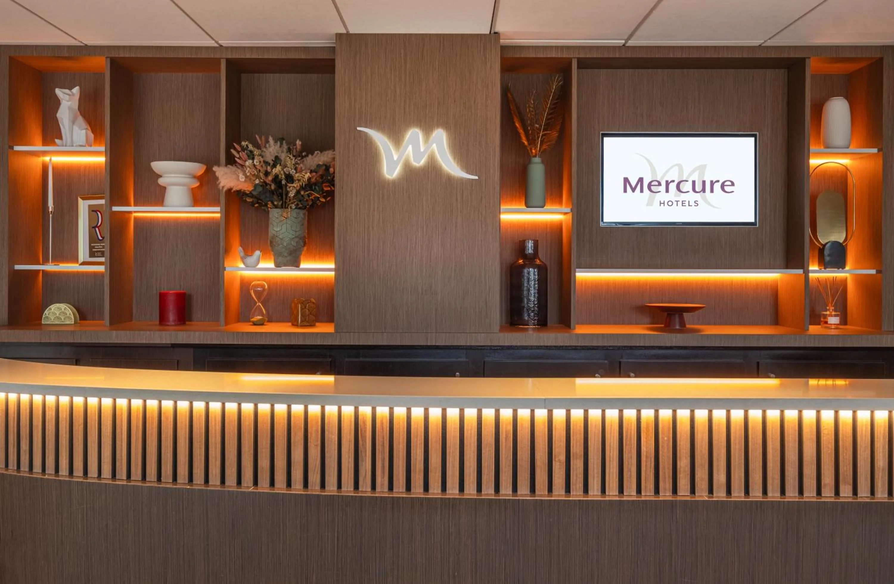 Lobby or reception in Mercure Le Mans Batignolles - Hotel & Spa