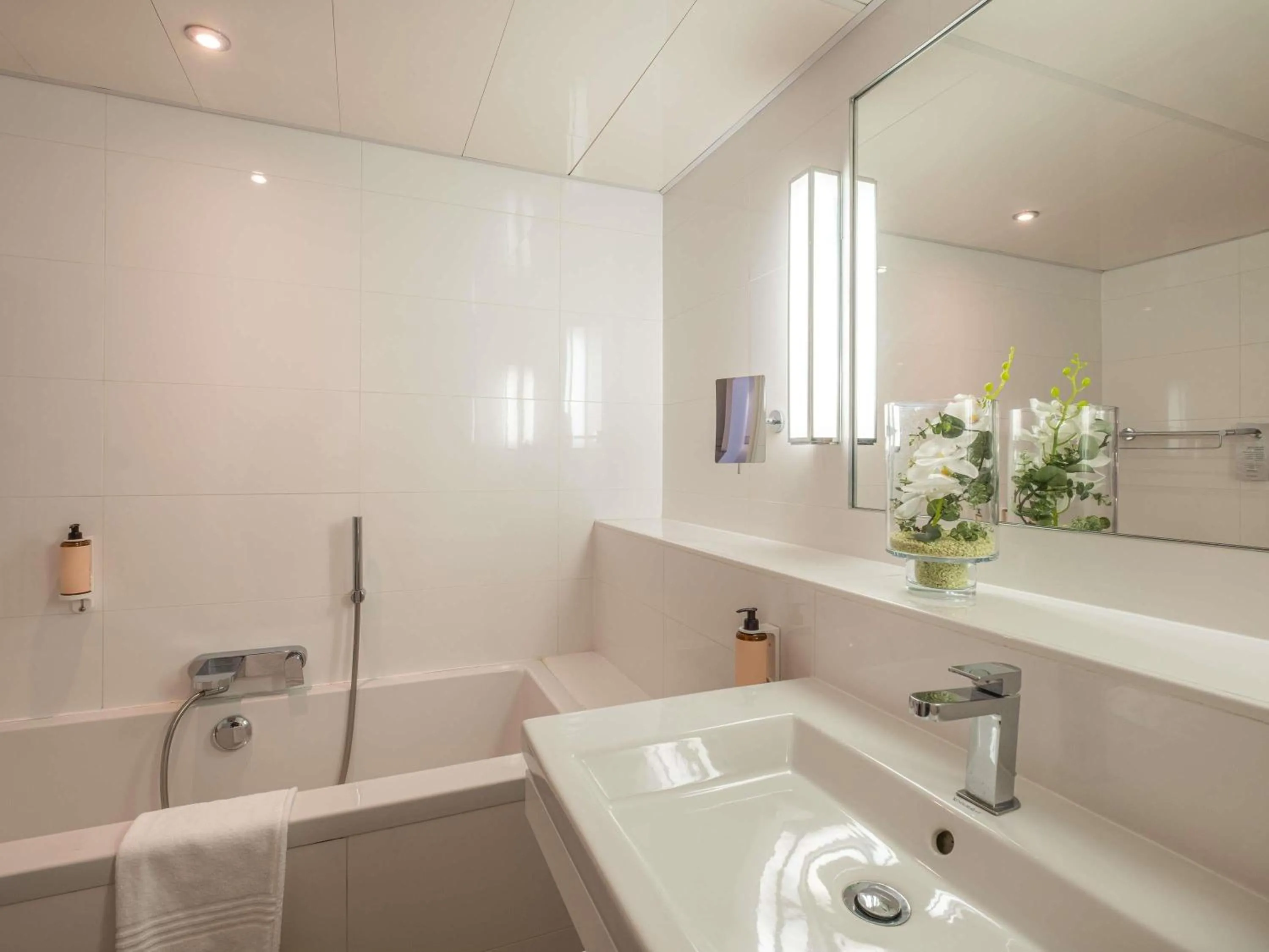 Bedroom in Mercure Le Mans Batignolles - Hotel & Spa