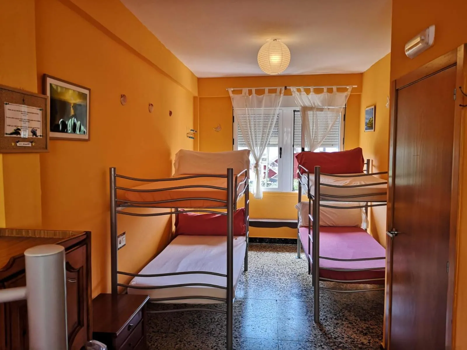 8-Bed Mixed Dormitory Room in Albergue Por Fin