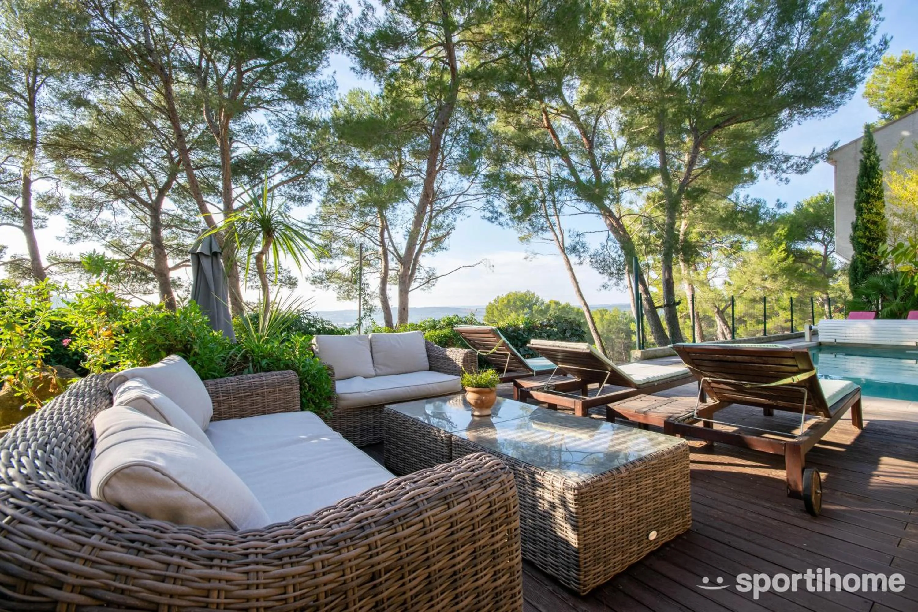 Swimming pool in Le Mas des Roches à Velaux